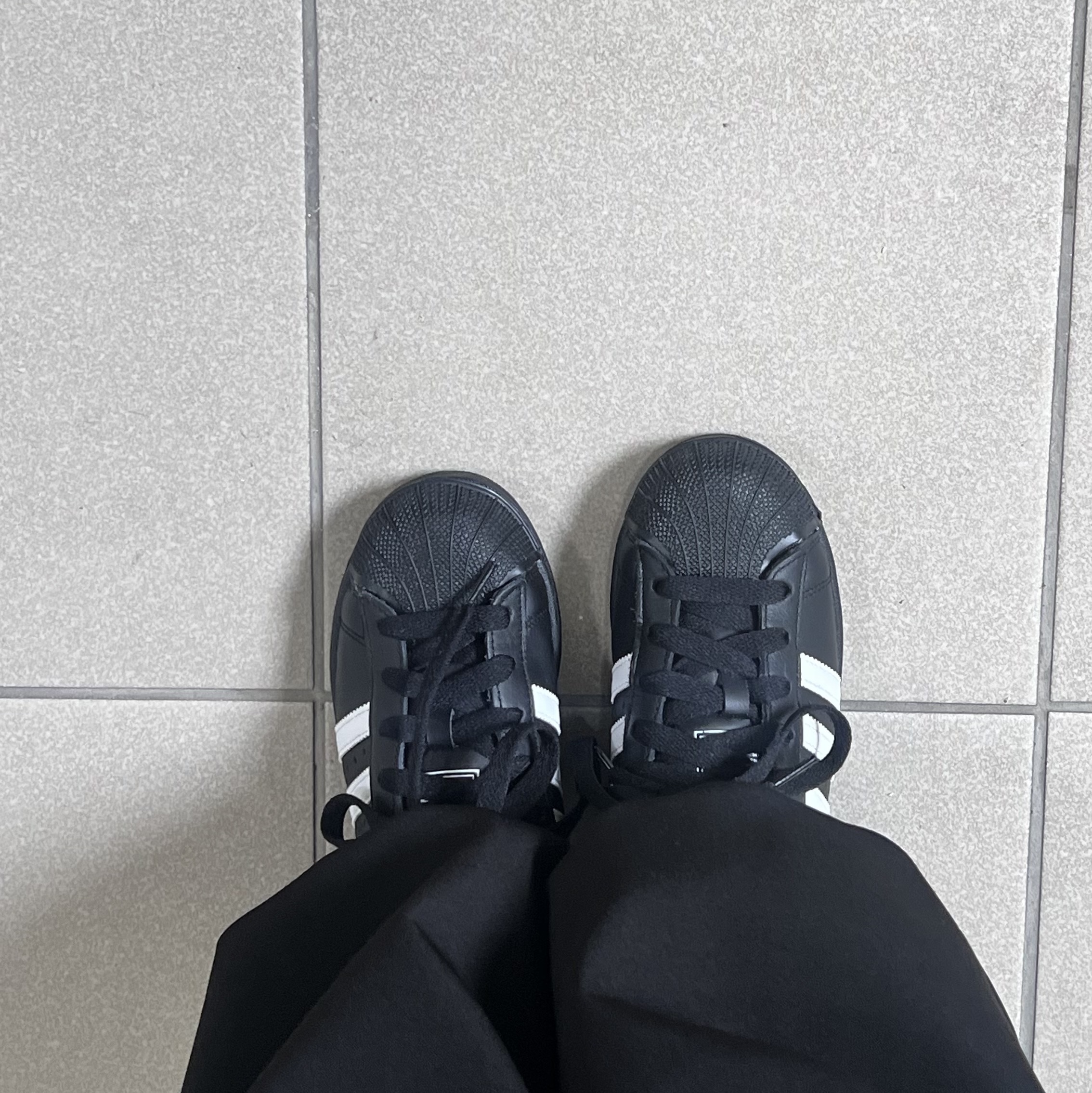 Adidas Superstar II Core Black Cloud White 착용 스타일 - 3