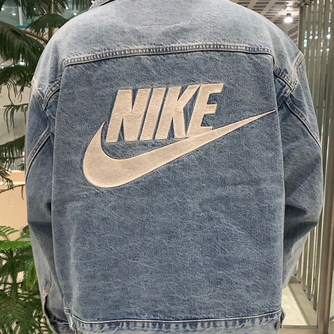 Levi's x Nike Trucker Jacket Light Blue 착용 스타일 - 4