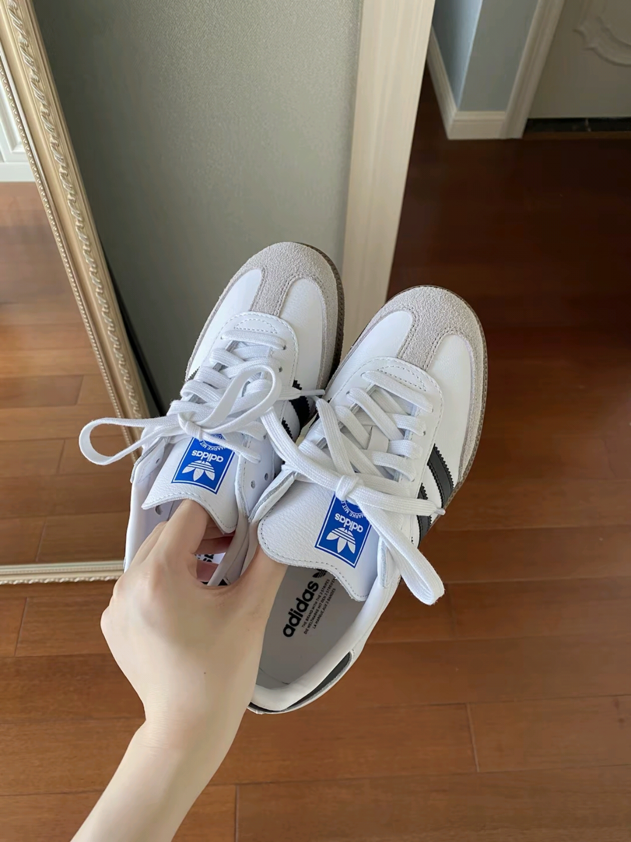 Adidas Samba OG Cloud White, Mizuno Racer Trail SE Silver Grey 착용 스타일 - 4