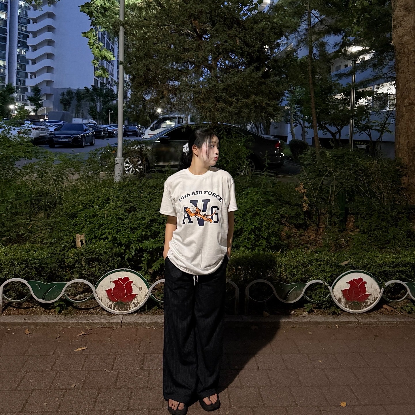 Gildan X American Collection AVG TIGER T-Shirt White, Gildan X American Collection AVG TIGER T-Shirt Black 착용 스타일 - 2