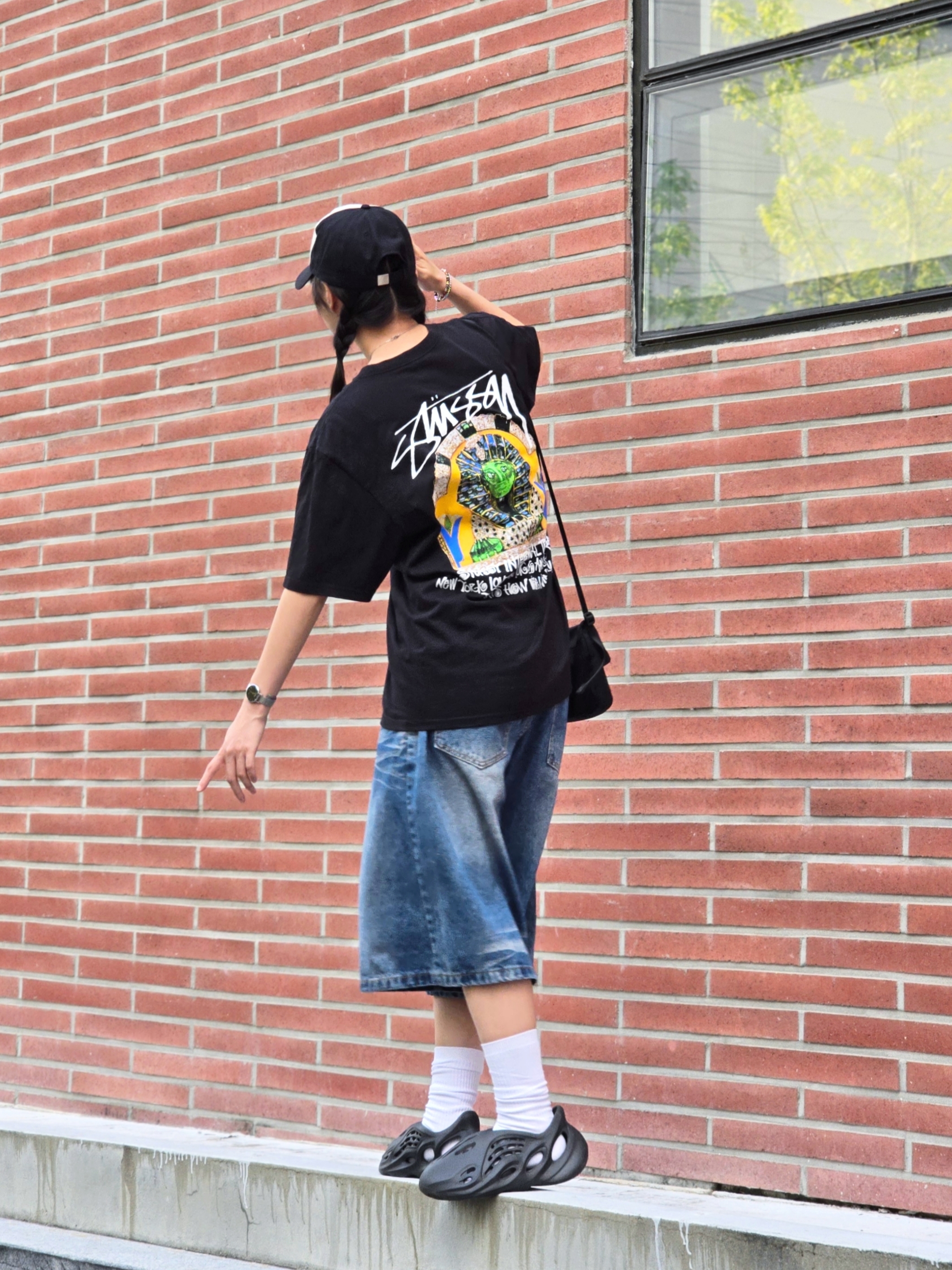 Stussy Sphinx T-shirt Black, Adidas Yeezy Foam RNNR Onyx 착용 스타일 - 1