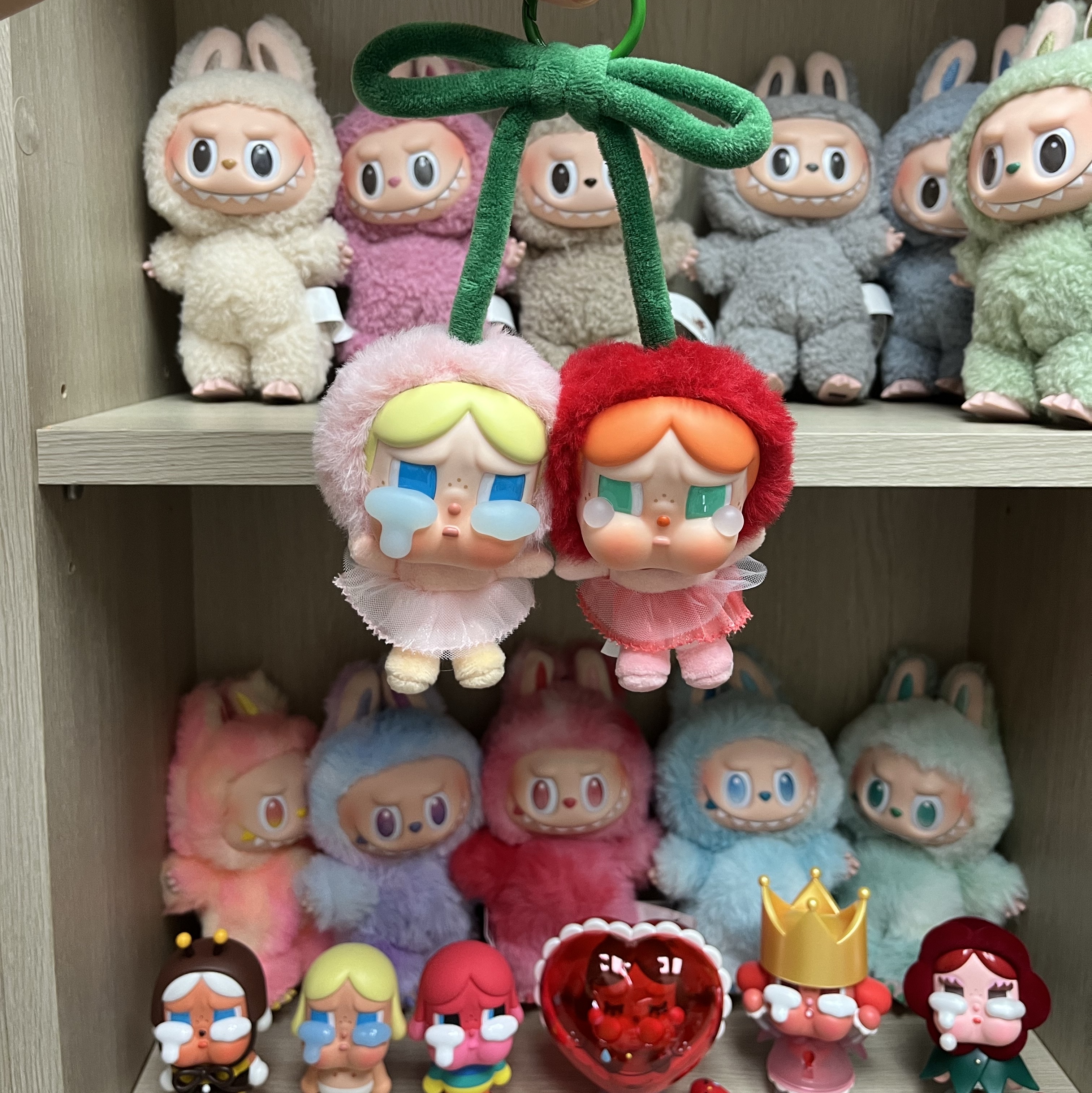 Pop Mart Crybaby Crying For Love Series Vinyl Plush 착용 스타일 - 2