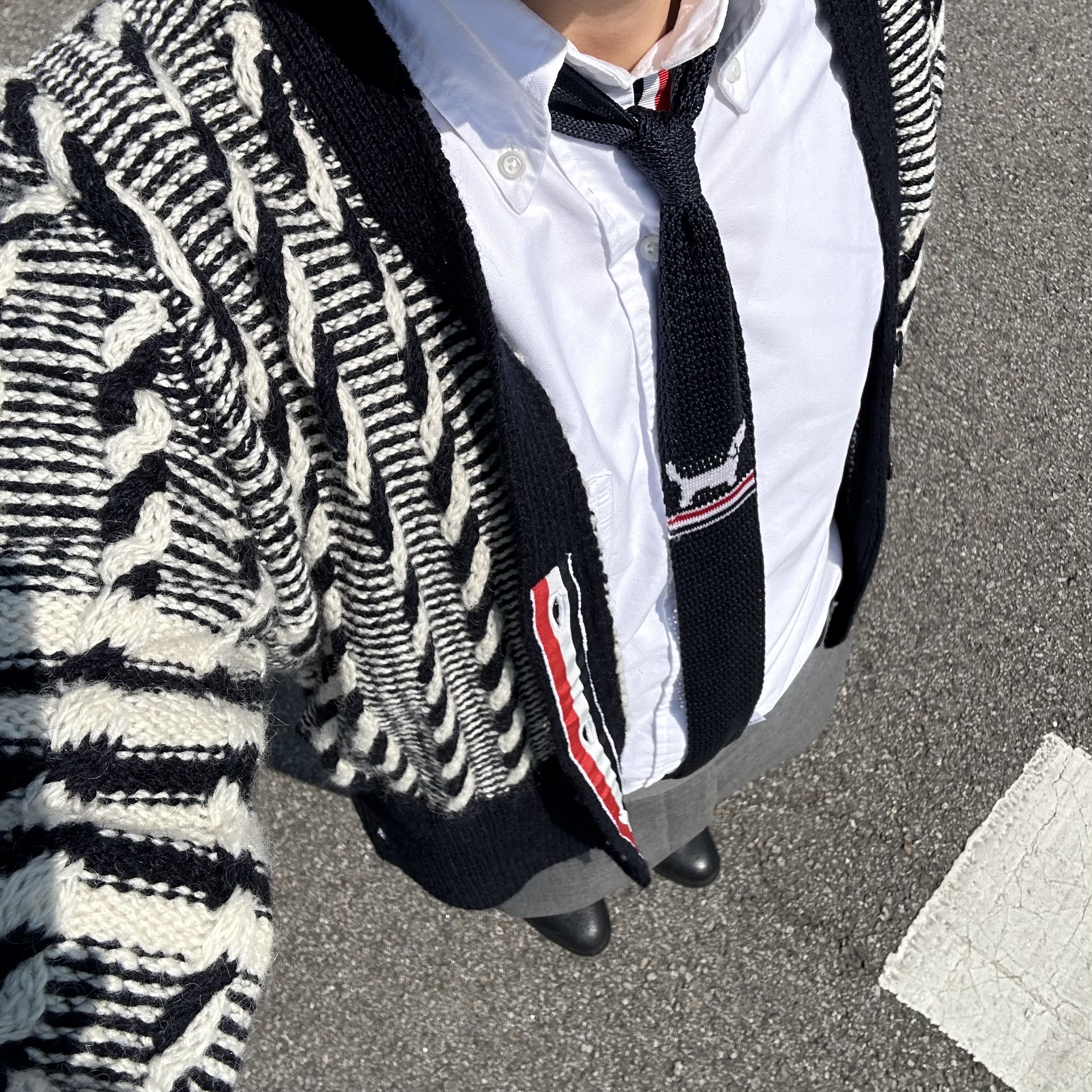 Thom Browne Donegal Bicolor Twist Cable 4-Bar V-Neck Cardigan Navy, Thom Browne Slik Knit Stripe Hector Tie Navy 착용 스타일