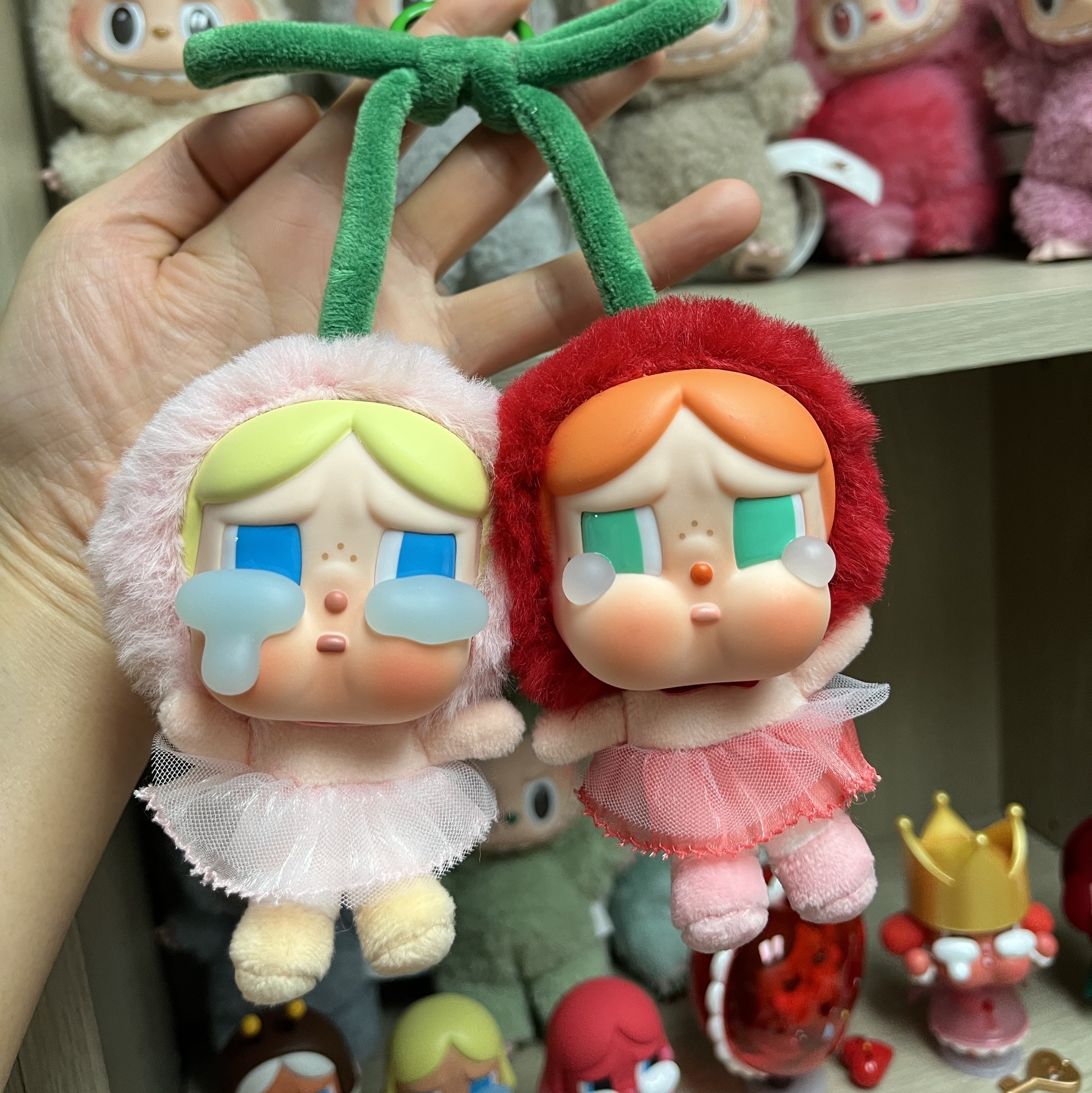 Pop Mart Crybaby Crying For Love Series Vinyl Plush 착용 스타일 - 1