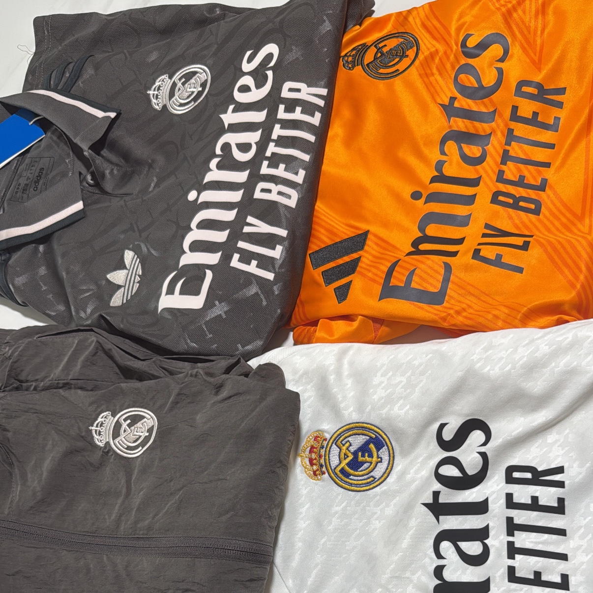 Adidas Real Madrid 2024/25 Home Jersey White - KR Sizing (Non Marking Ver.), Adidas Real Madrid 2024/25 3rd Jersey Charcoal - KR Sizing (Non Marking Ver.) 착용 스타일 - 1
