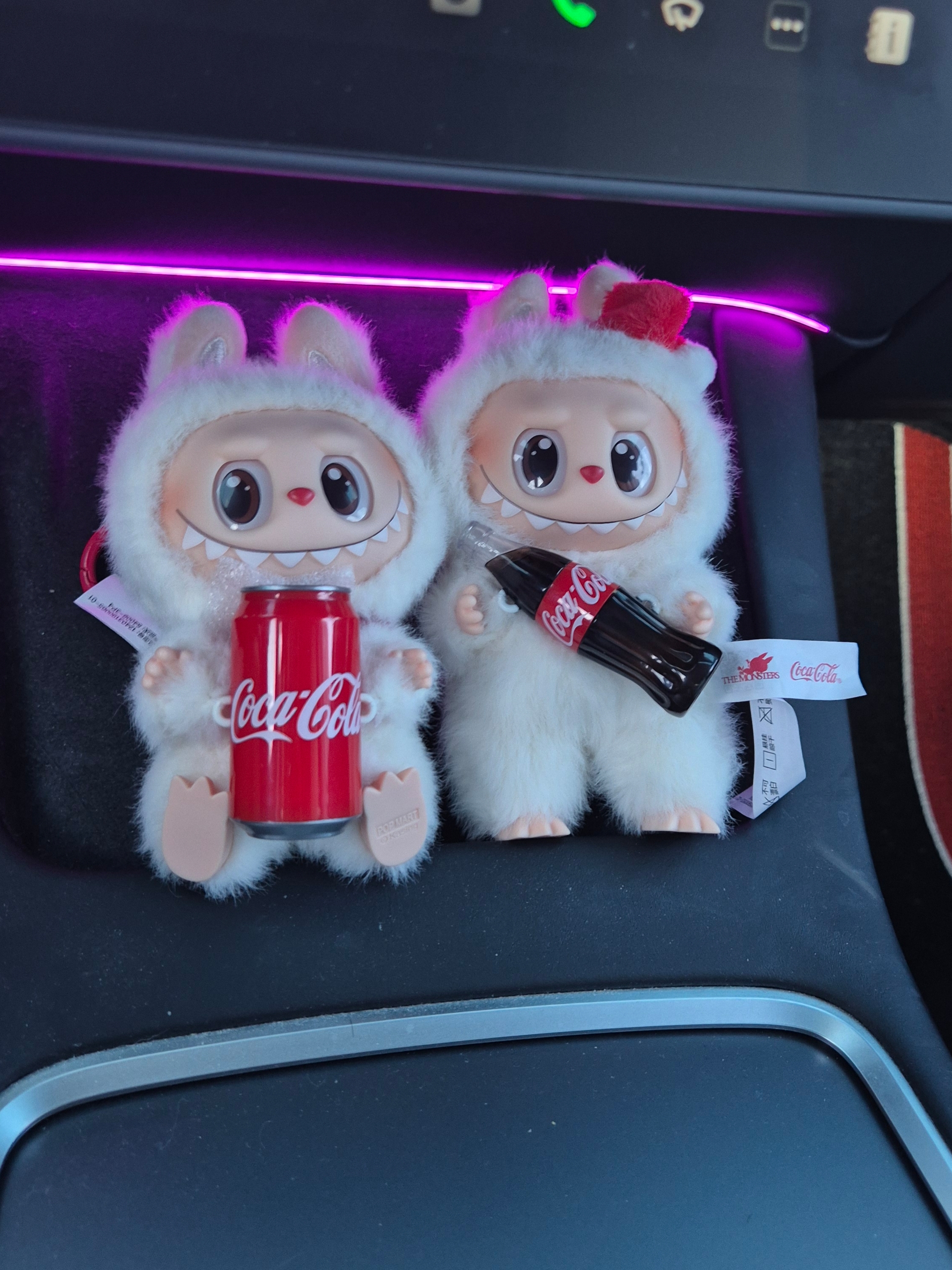 Pop Mart Labubu Coca Cola Series Happy Factor Keyring (Opened Case), Pop Mart Labubu Coca Cola Series Surprise Shake Keyring (Opened Case) 착용 스타일 - 2