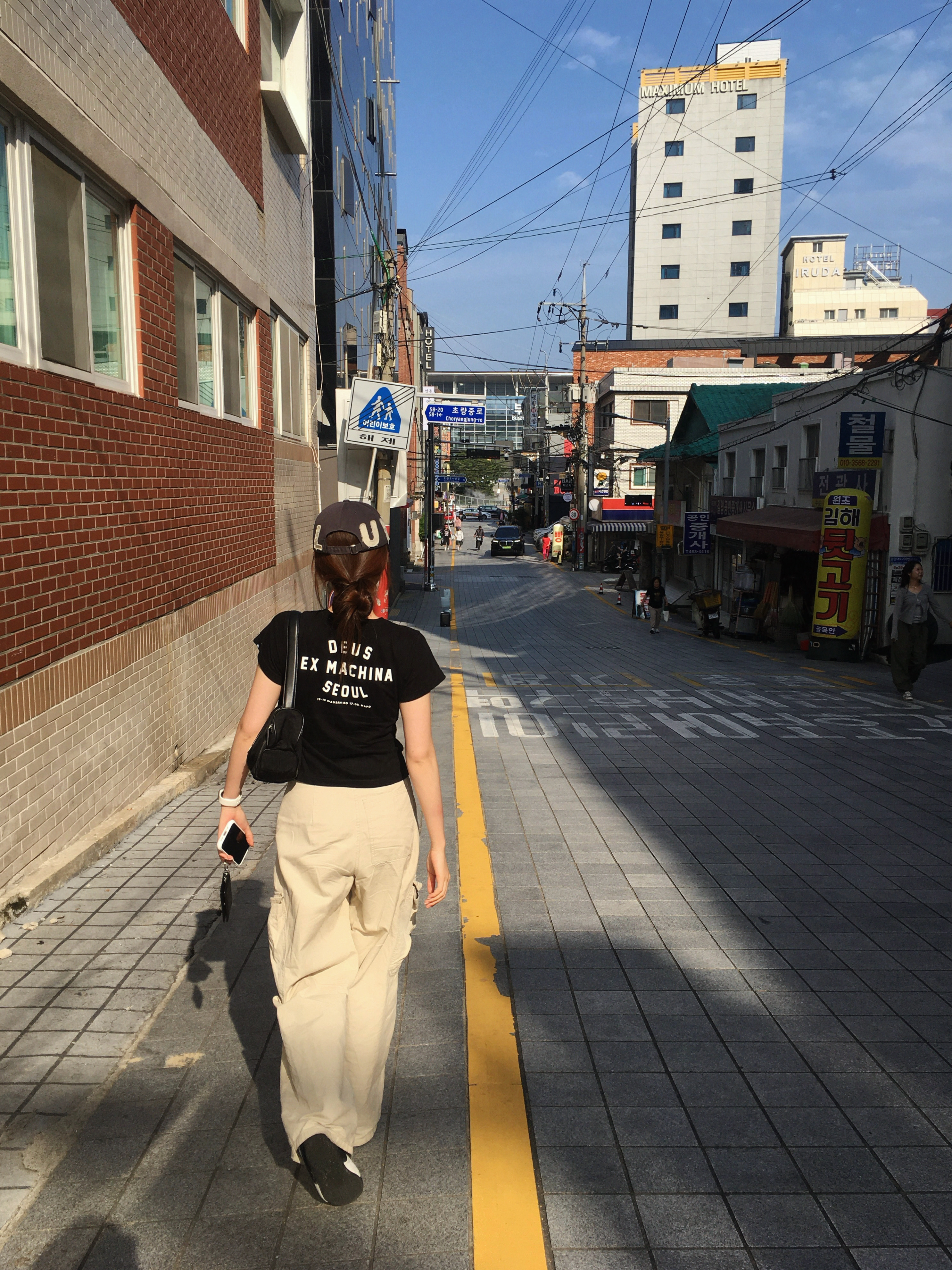 Sunlove Cut Off Capital Cap Charcoal, (Kids) Deus Ex Machina College Seoul T-Shirt Black 착용 스타일 - 1