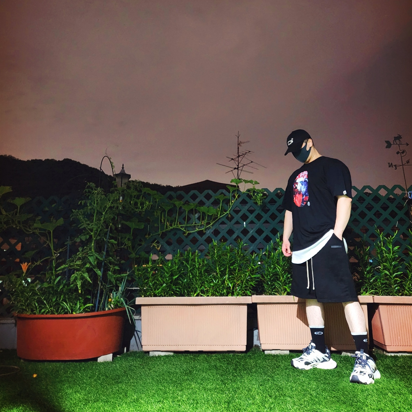 BAPE Photo Print Ape Head Relaxed Fit T-Shirt Black, Adidas XLG Runner Deluxe Beige Black 착용 스타일 - 1