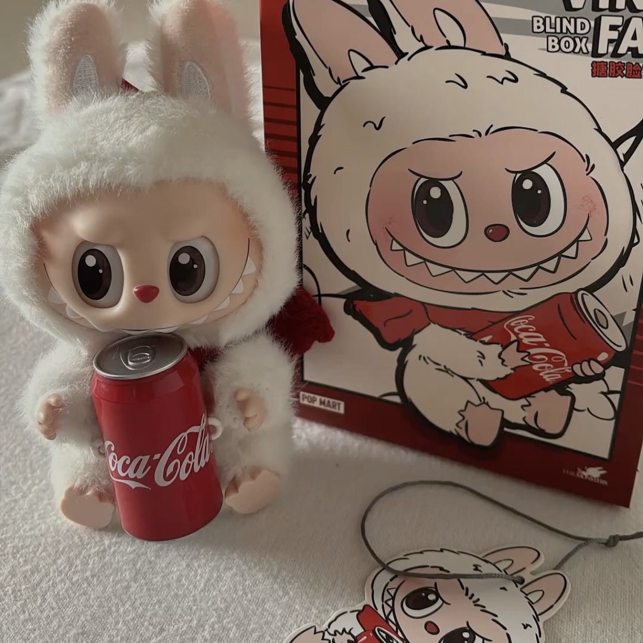Pop Mart Labubu Coca Cola Series Keyring Sealed Case (6 Blind Boxes) 착용 스타일