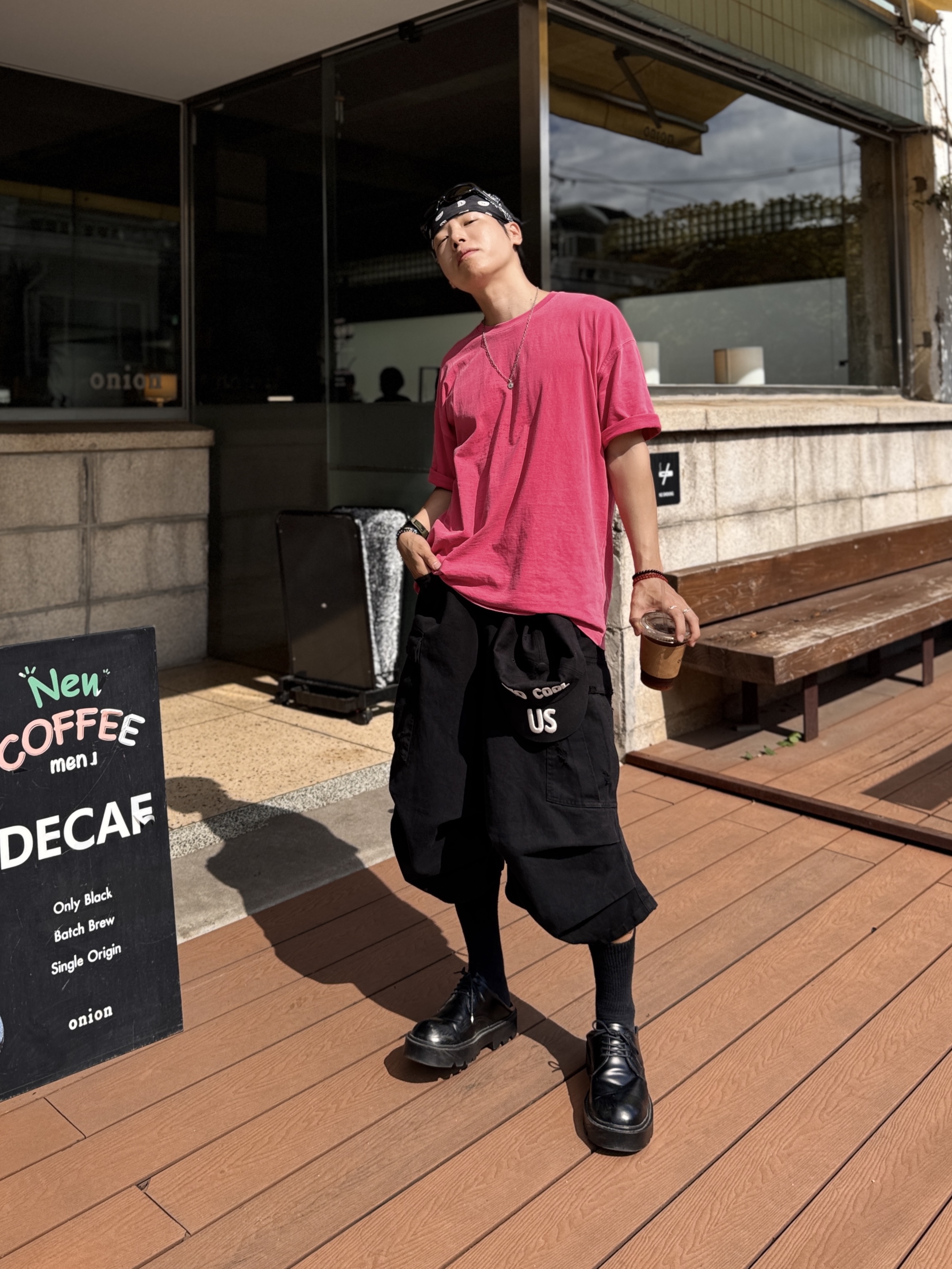 Nonnod Side Cargo Shorts Vintage Black, Balenciaga Swift Oval Sunglasses Black 착용 스타일 - 5