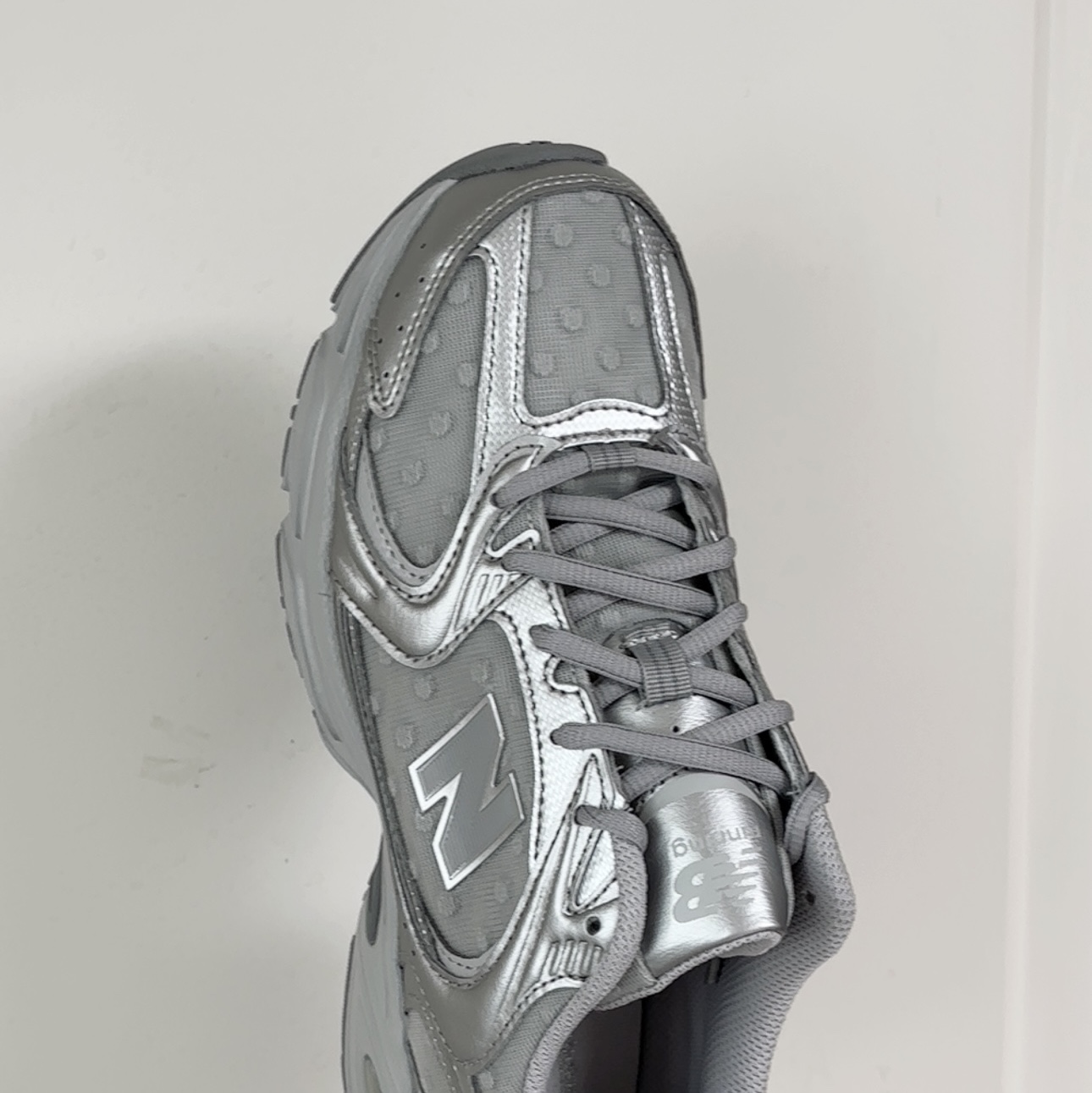 New Balance 530 Raincloud Silver Metallic 착용 스타일 - 2