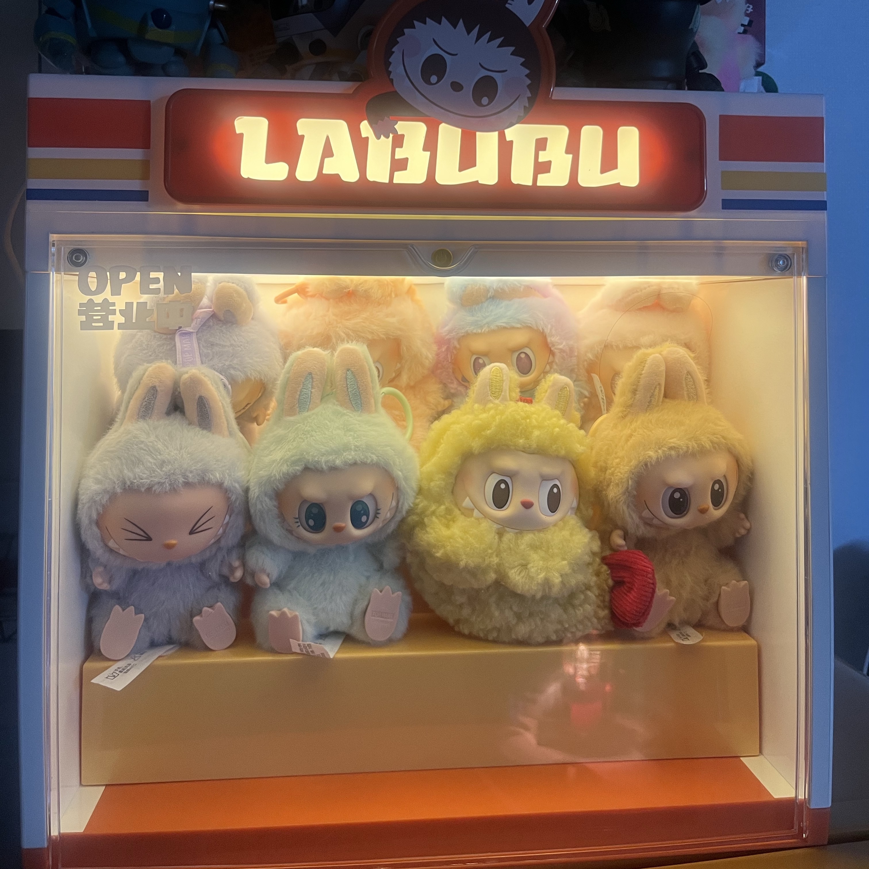 Pop Mart Labubu The Monsters Wacky Mart Series Earphone Case 착용 스타일