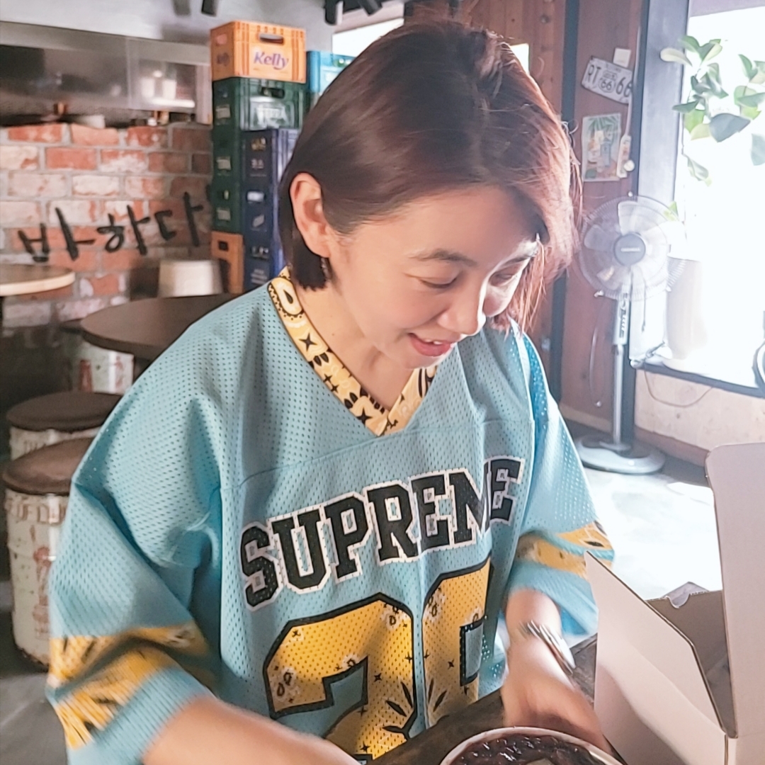 Stussy Berries T-Shirt Blue, Supreme Bandana Football Jersey Blue - 25SS 착용 스타일 - 2