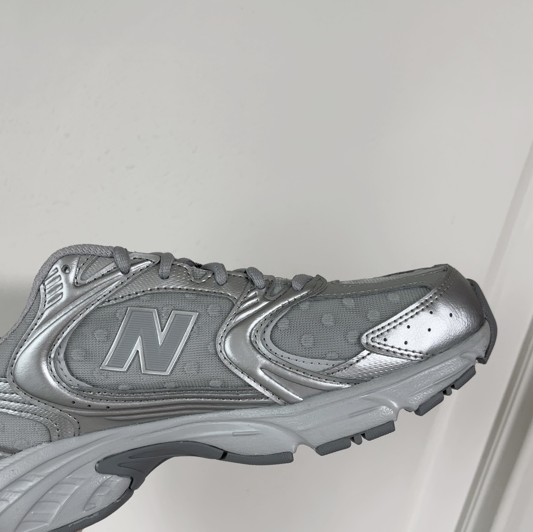 New Balance 530 Raincloud Silver Metallic 착용 스타일 - 3