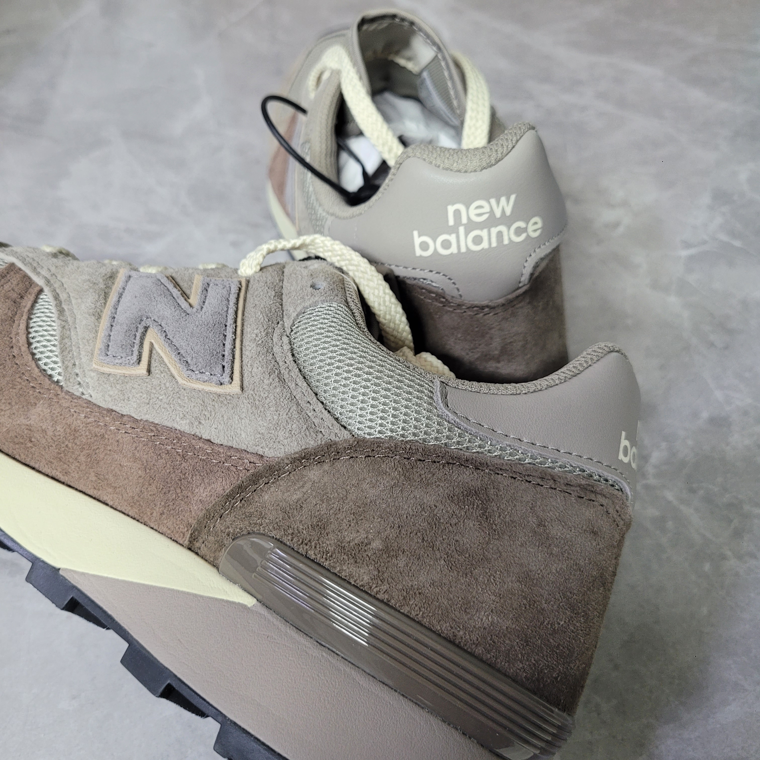 New Balance x Auralee 475 London Fog Taupe Gray, New Balance 1300 Made in USA Mirage Grey Monument 착용 스타일 - 3