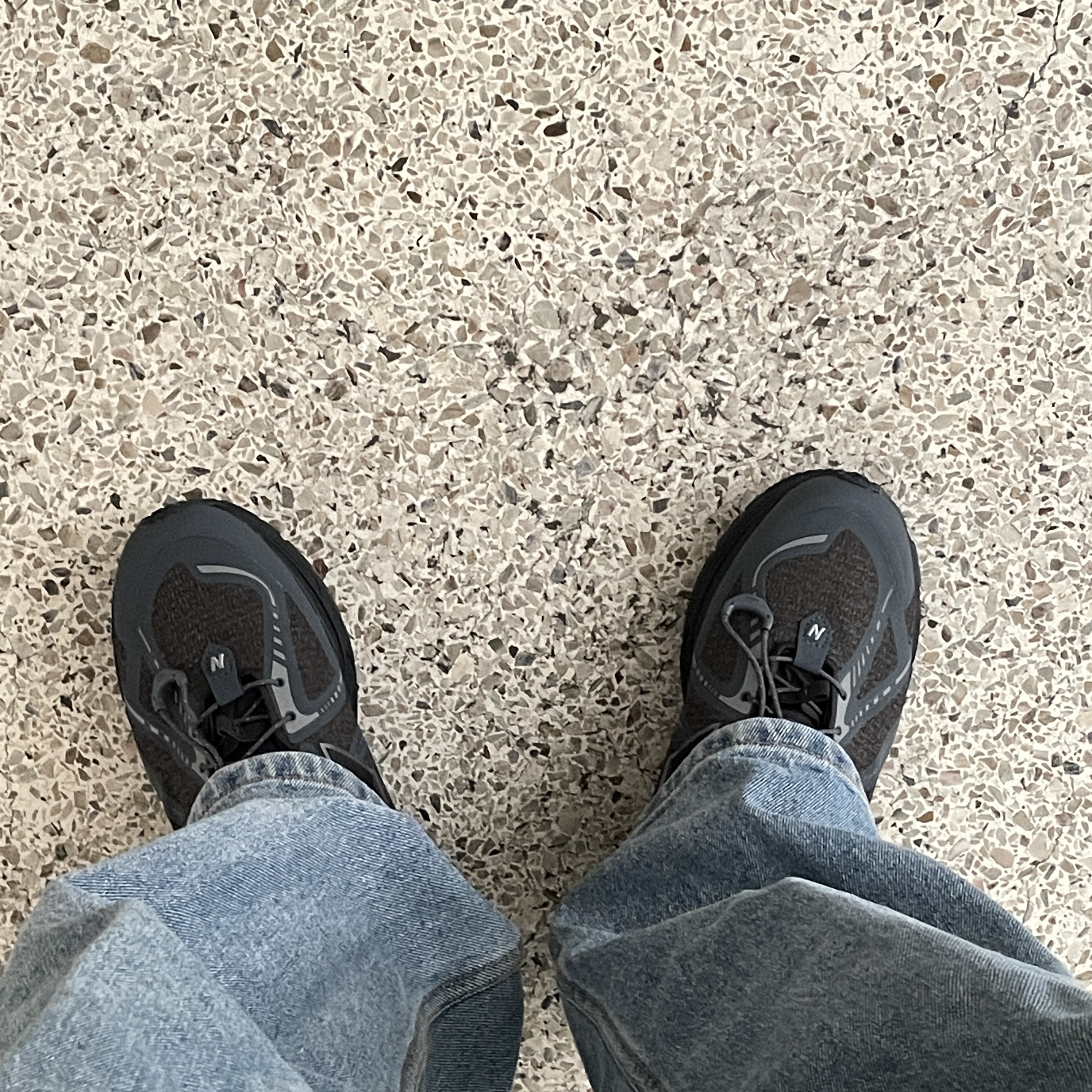 New Balance 1906R Black Cement Graphite 착용 스타일