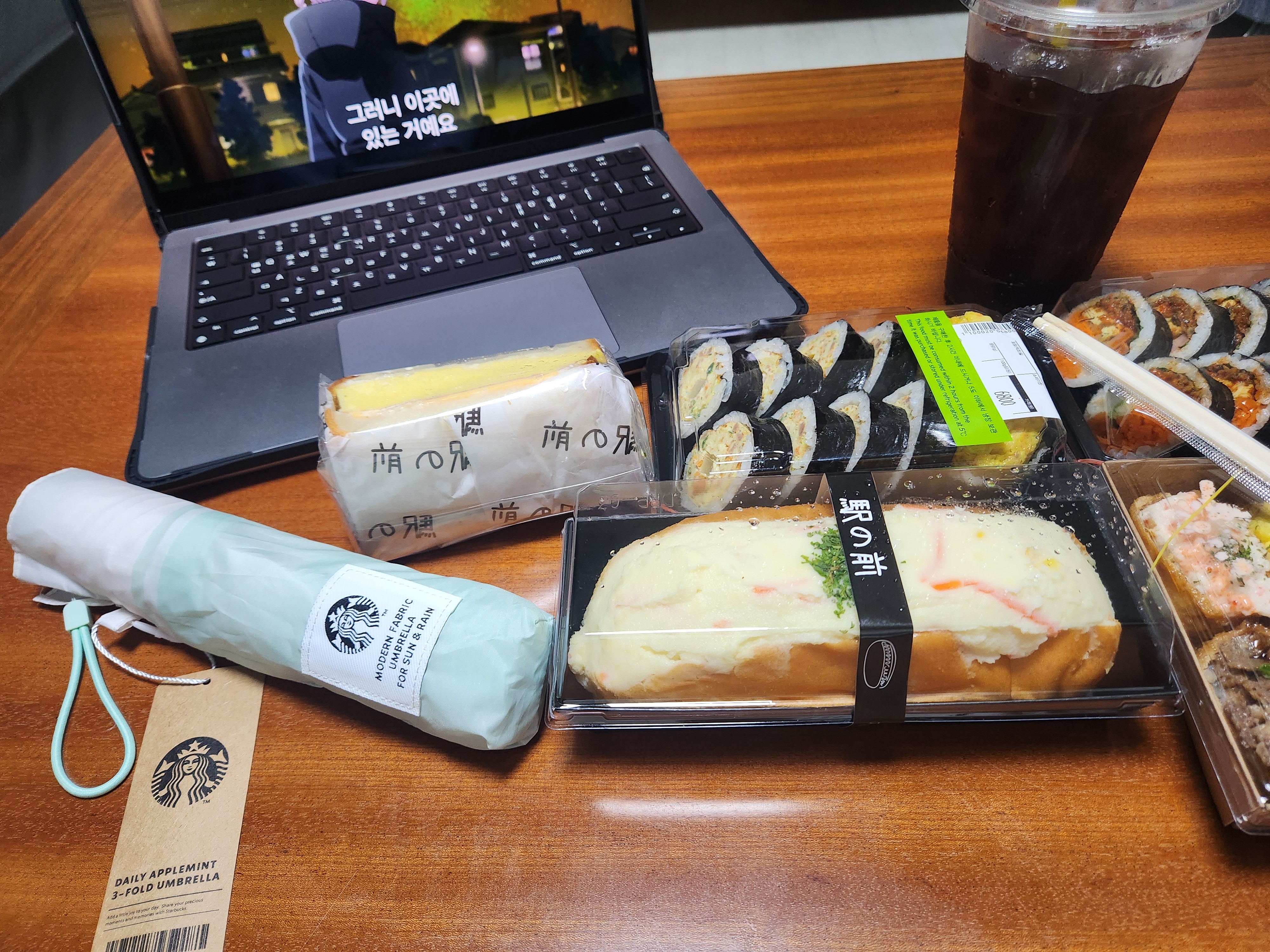 Starbucks Daily 3 Step Umbrella Apple Mint 착용 스타일