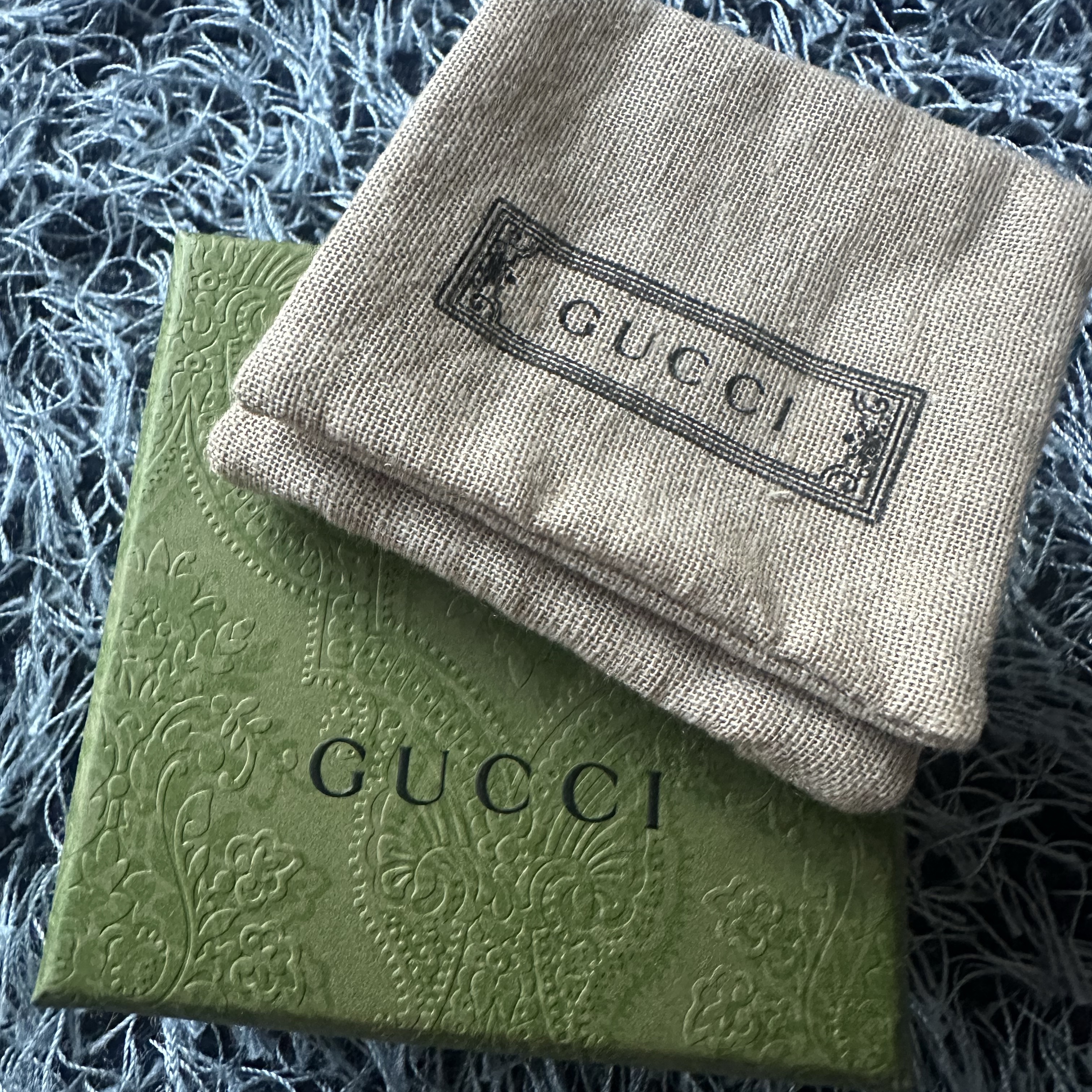 Gucci Interlocking G Ring Black Silver 착용 스타일 - 3