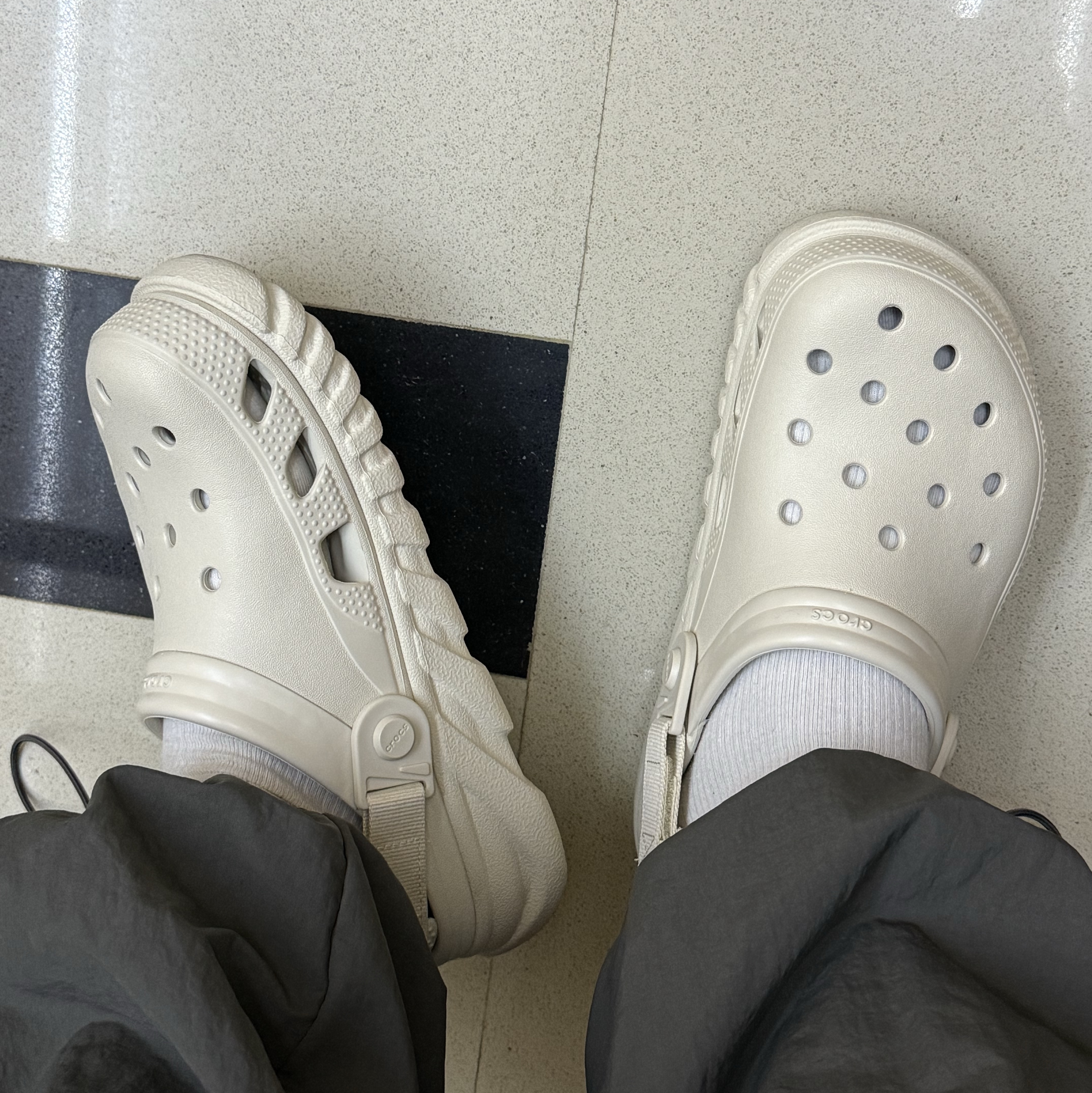 Crocs Duet Max II Clog Stucco 착용 스타일 - 1