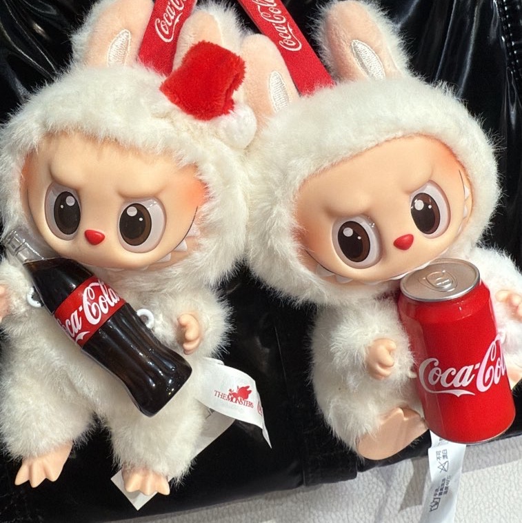 Pop Mart Labubu Coca Cola Series Surprise Shake Keyring (Opened Case) 착용 스타일