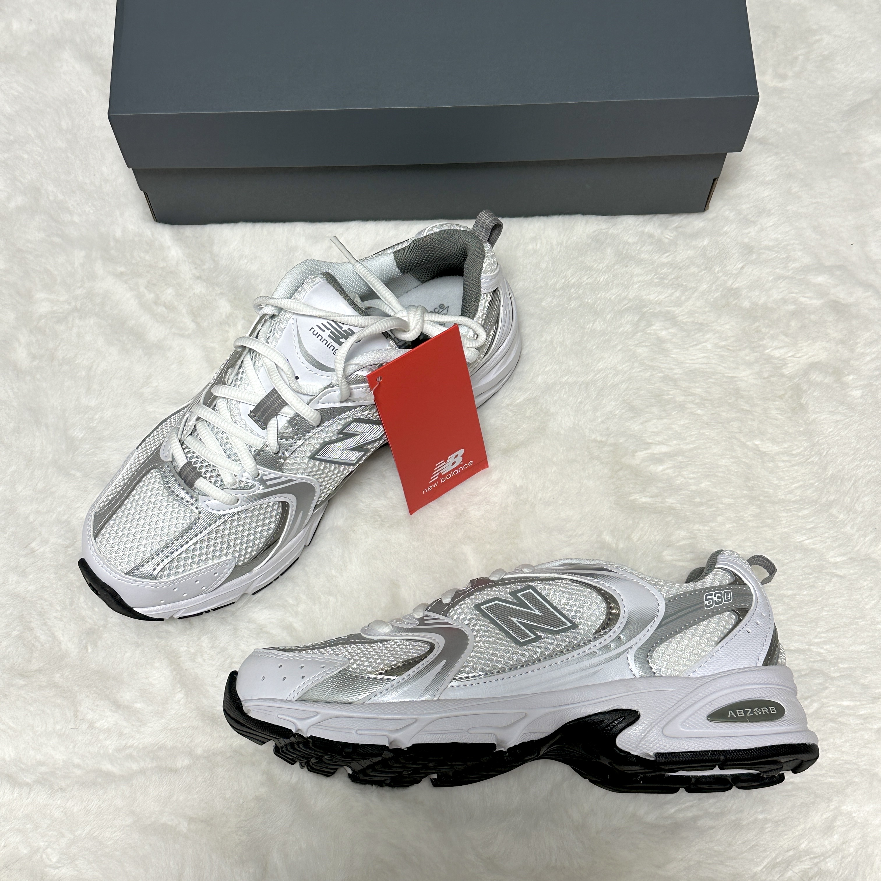 New Balance 530 White Silver 착용 스타일