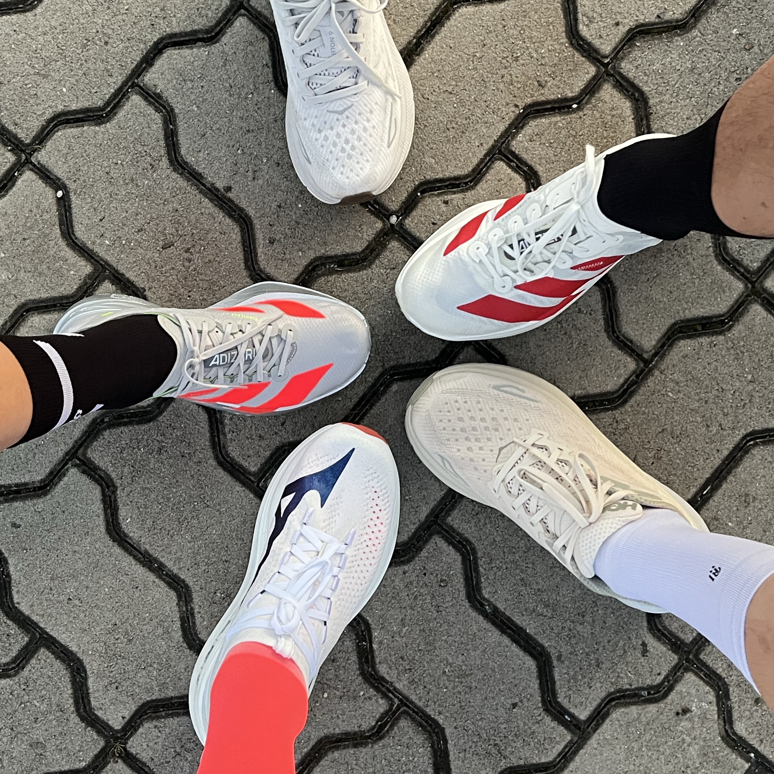 Adidas Adizero Adios Pro 4 Silver Metallic Lucid Red, Adidas Adizero Adios Pro 4 Off White Better Scarlet 착용 스타일 - 2
