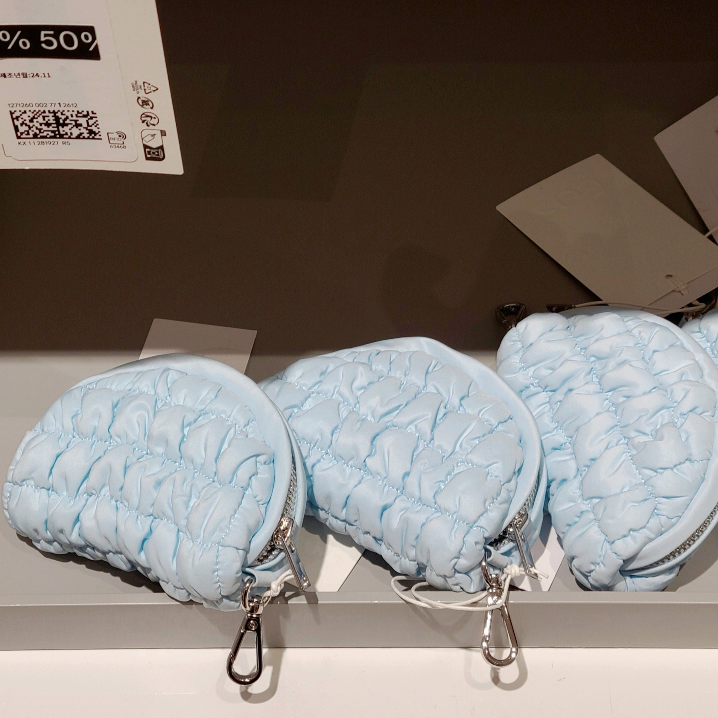 COS Quilted Pouch Bag Charm Light Blue, COS Quilted Micro Bag Blue 착용 스타일 - 2