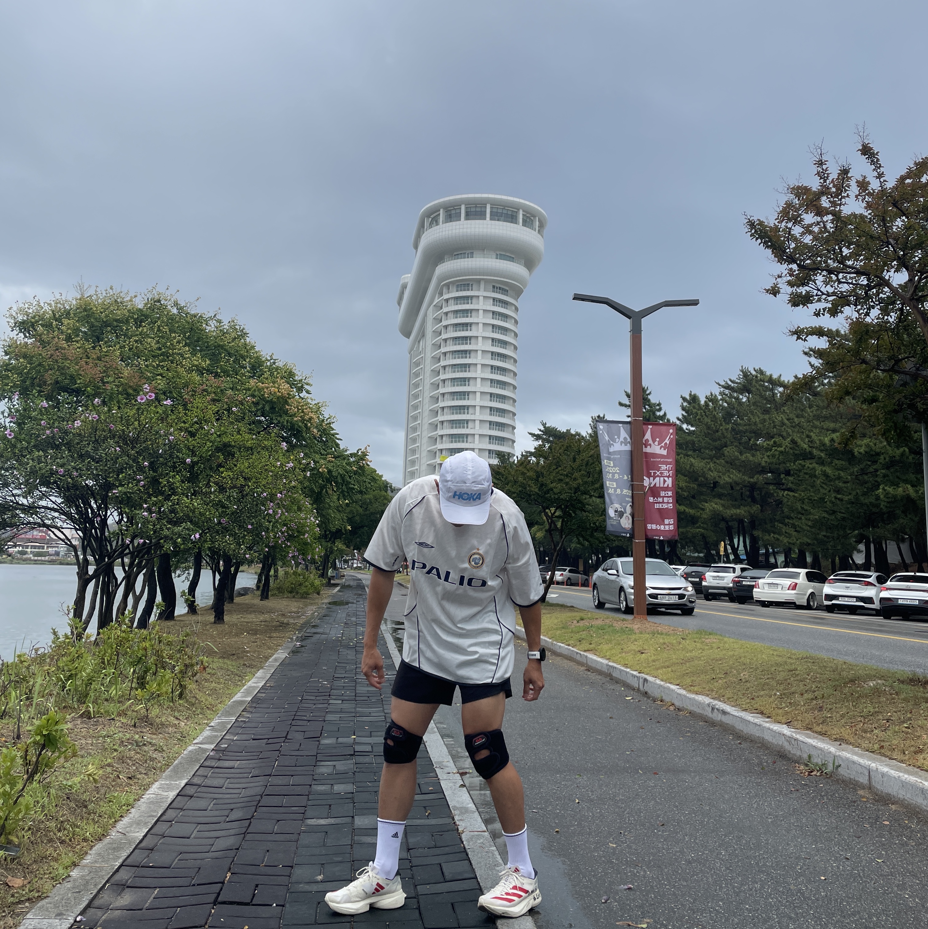 Adidas Adizero Adios Pro 3 Off White Better Scarlet, Hoka Run Hat White 착용 스타일 - 2