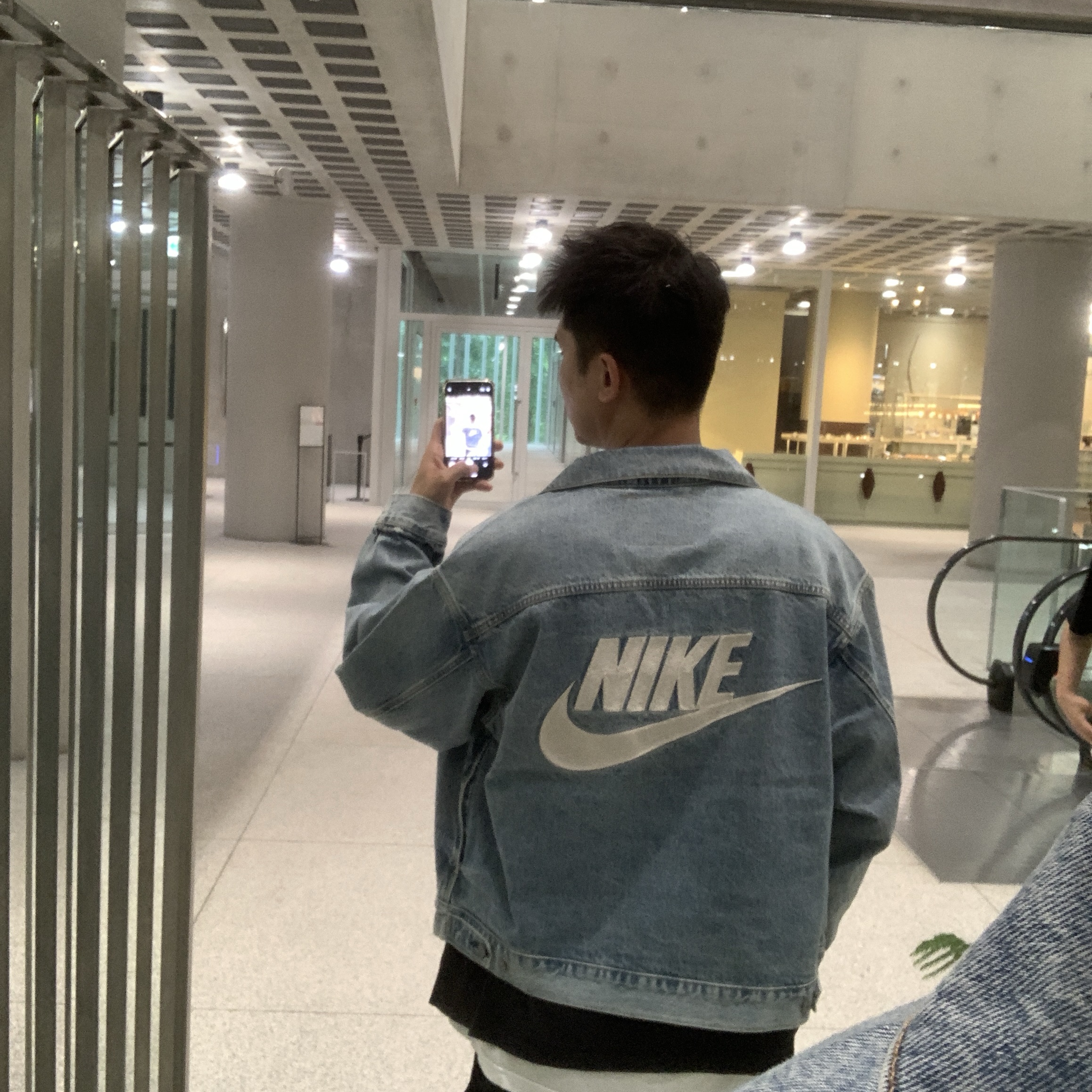 Levi's x Nike Trucker Jacket Light Blue 착용 스타일 - 5