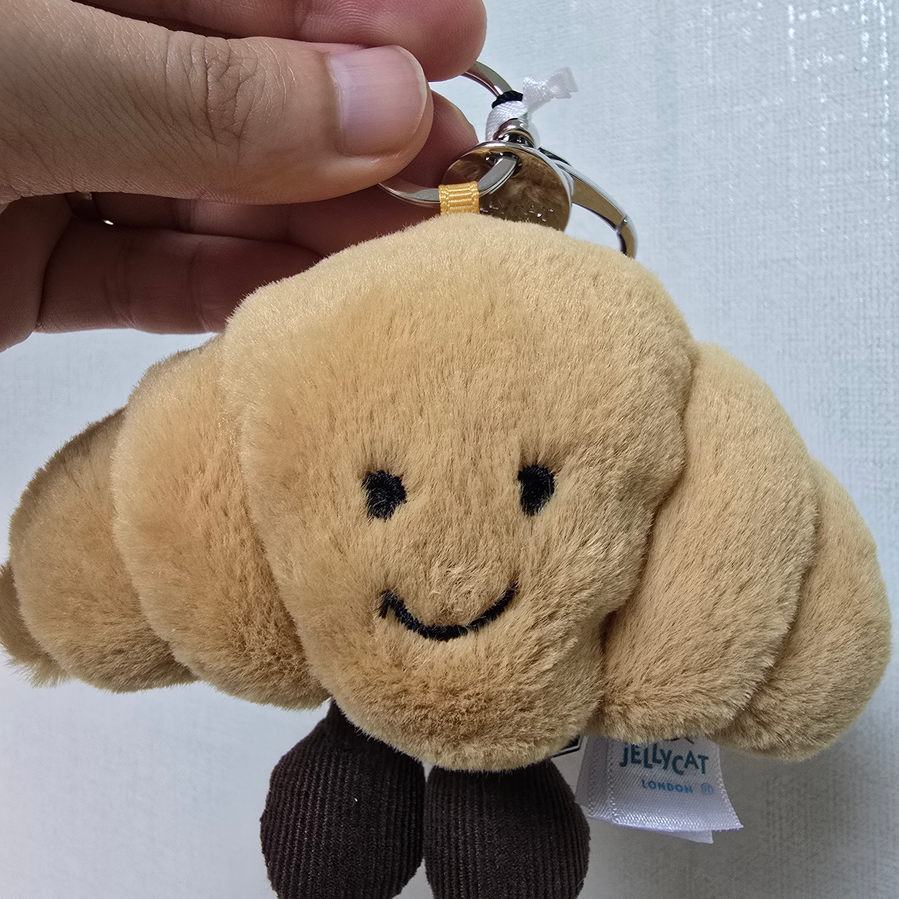 Jellycat Amuseable Croissant Bag Charm Brown 착용 스타일