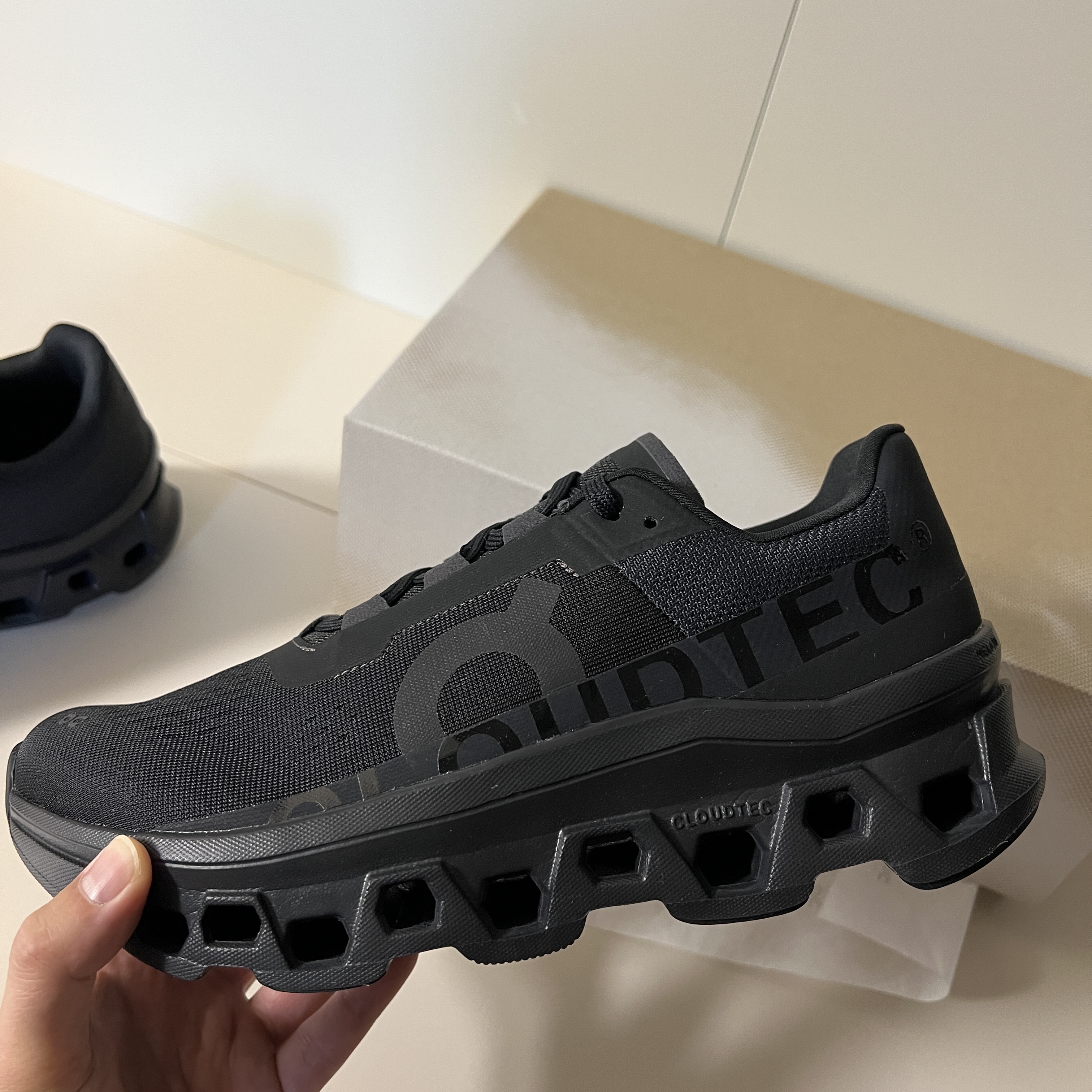 On Running Cloudmonster All Black 착용 스타일