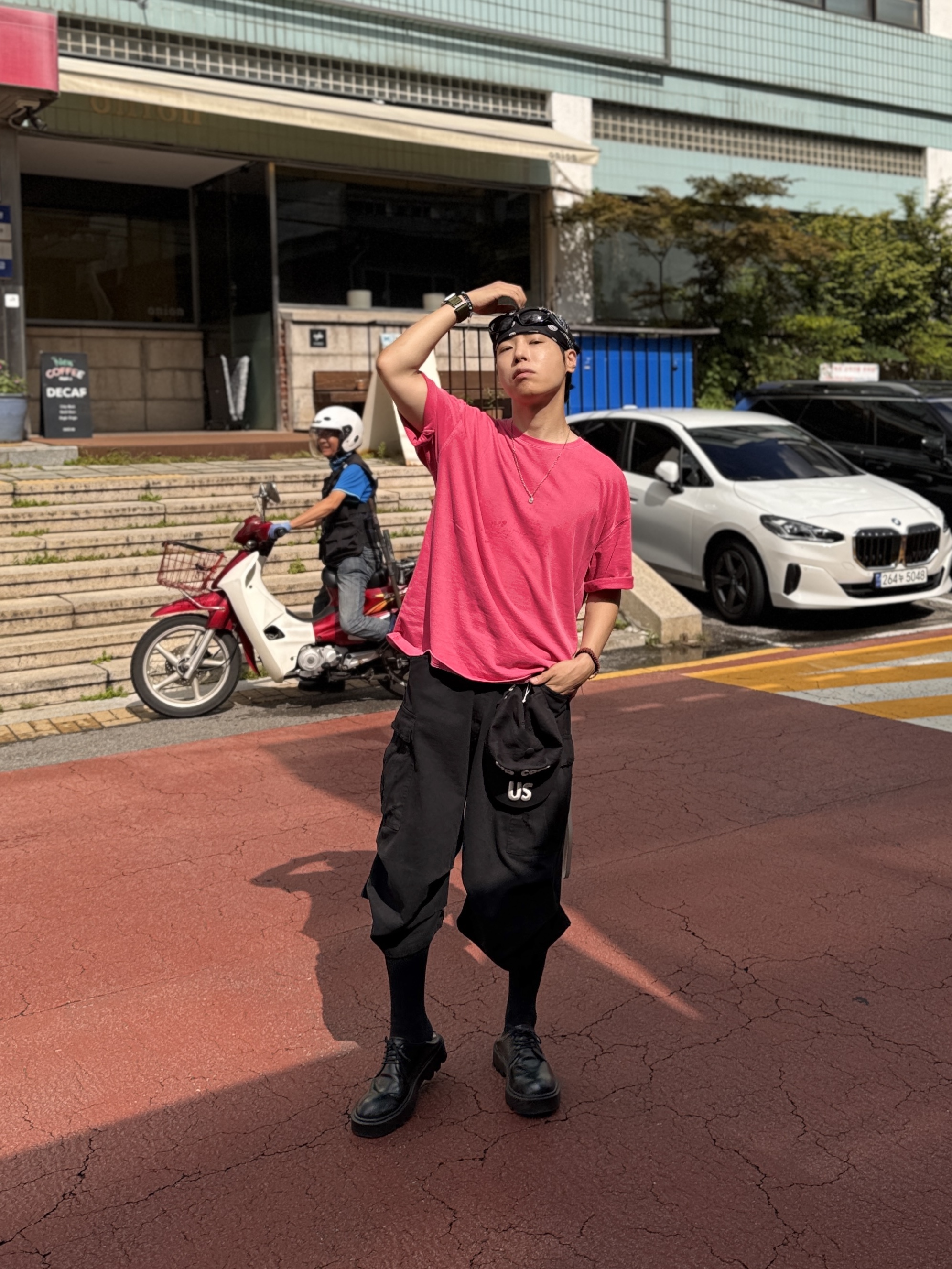 Nonnod Side Cargo Shorts Vintage Black, Balenciaga Swift Oval Sunglasses Black 착용 스타일 - 3