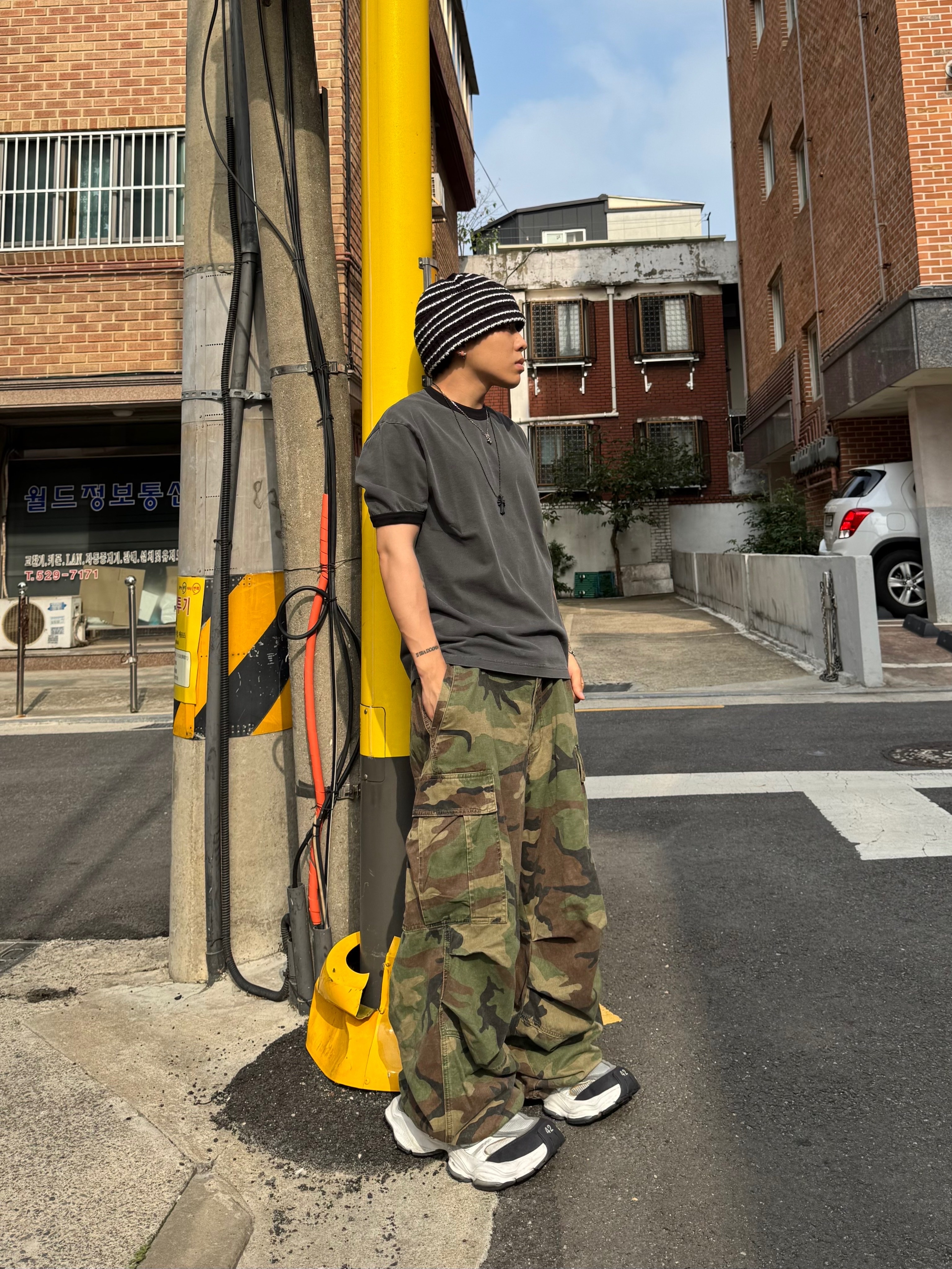 Balenciaga Cargo Sneakers White Grey, NOD Stone Washed Cargo Pants Camo 착용 스타일 - 2