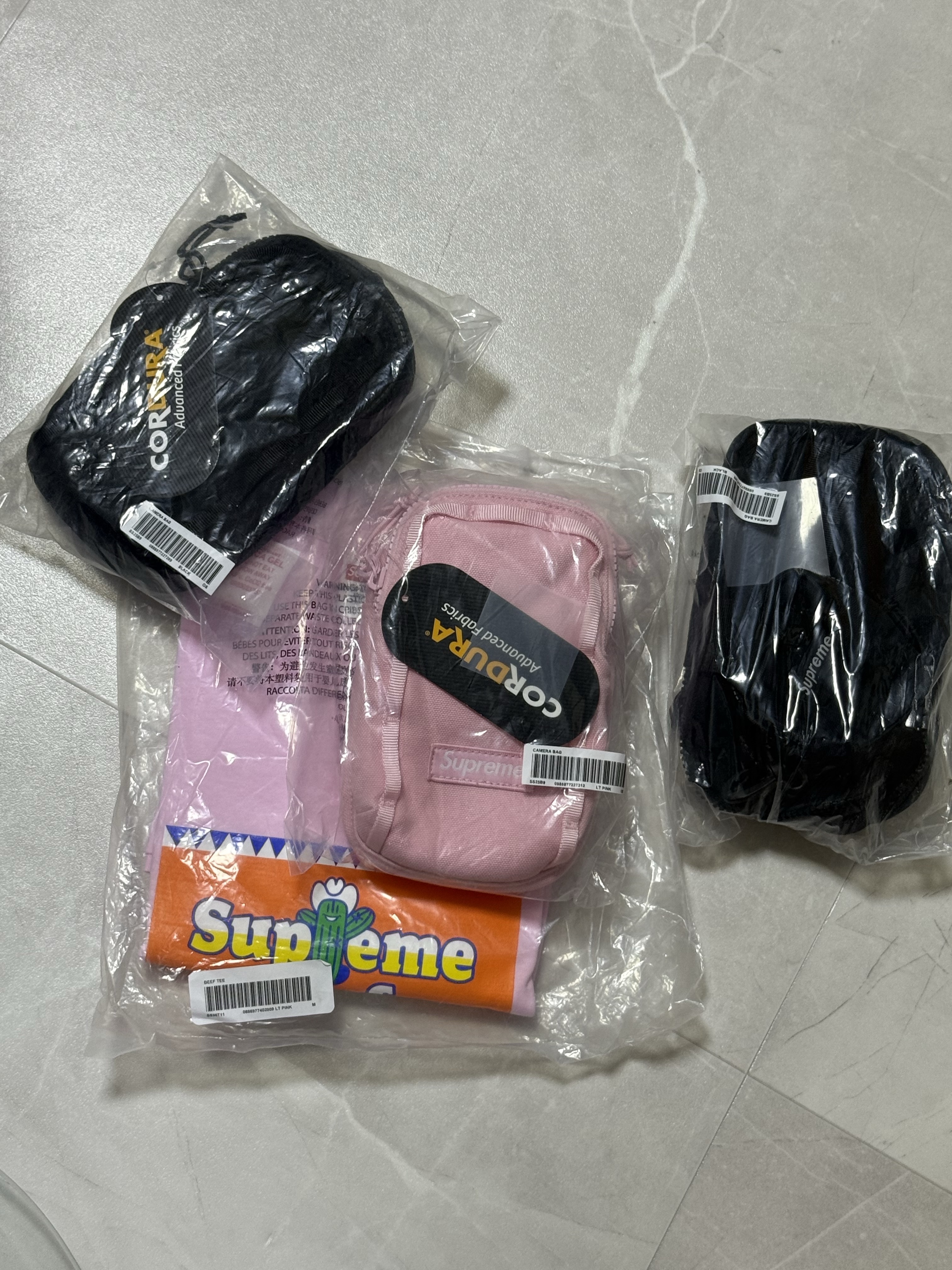 Supreme Camera Bag + Mini Pouch Black - 25SS, Supreme Camera Bag + Mini Pouch Light Pink - 25SS 착용 스타일