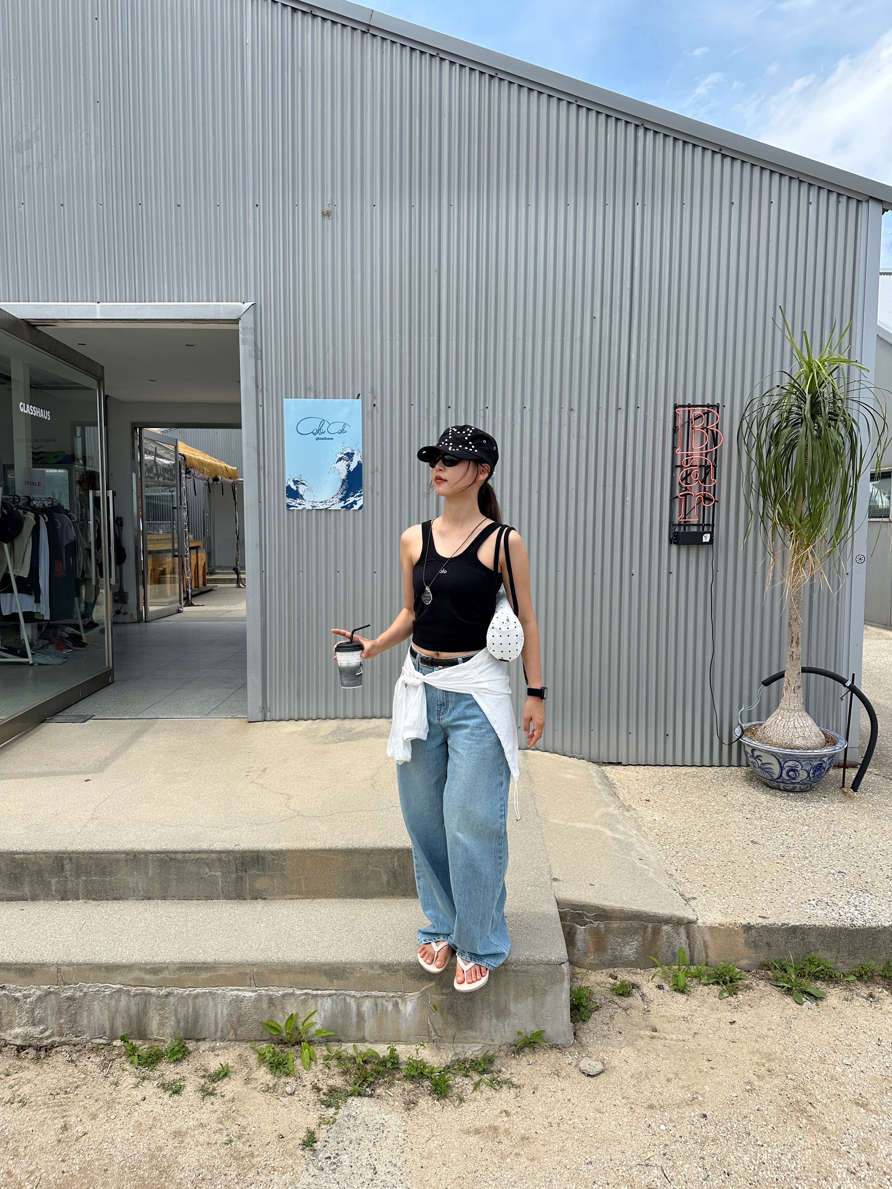 (W) Haag Work Jeans Blue, (W) Alo Yoga Aspire Tank Black White 착용 스타일 - 1