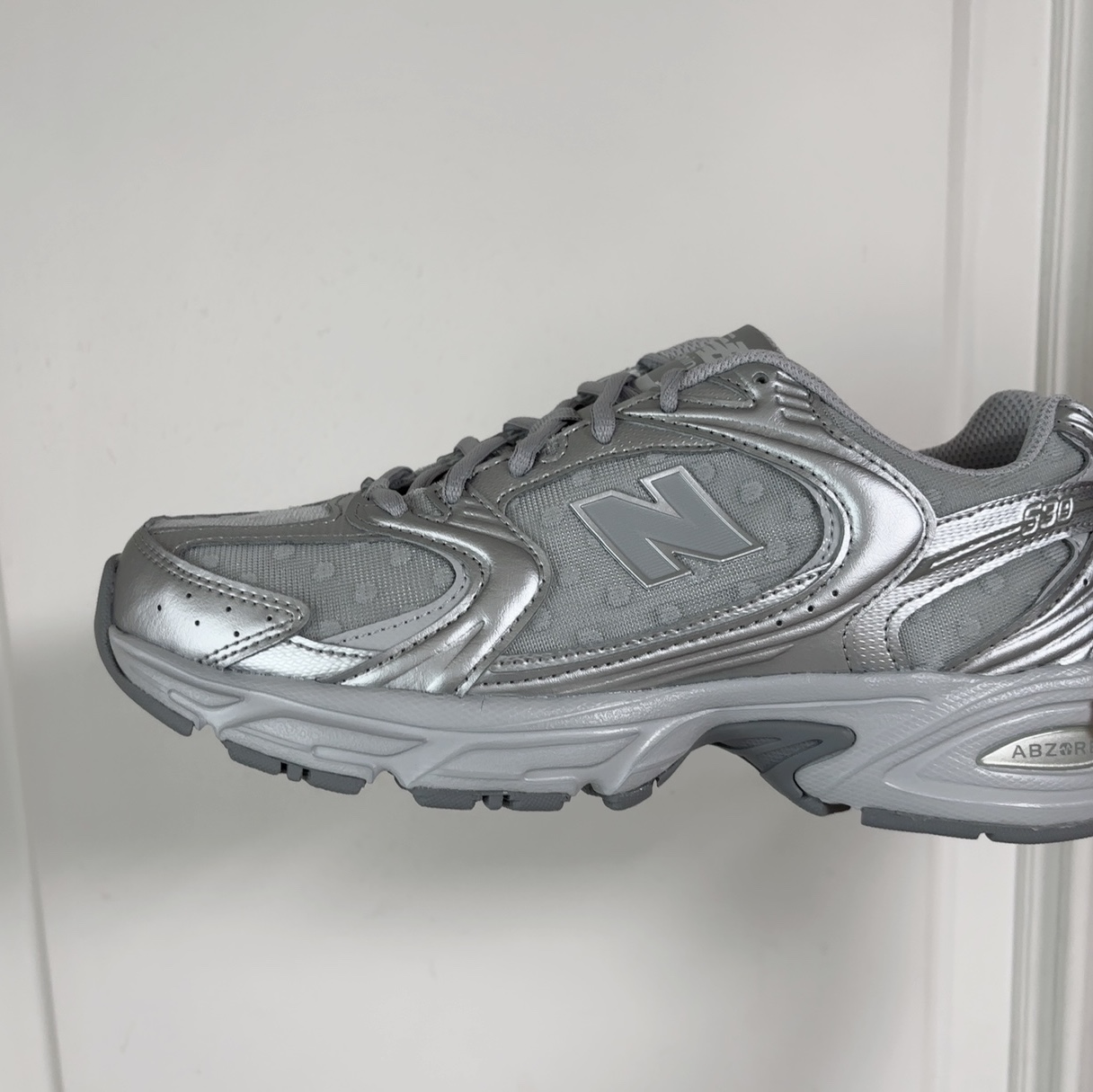 New Balance 530 Raincloud Silver Metallic 착용 스타일 - 1