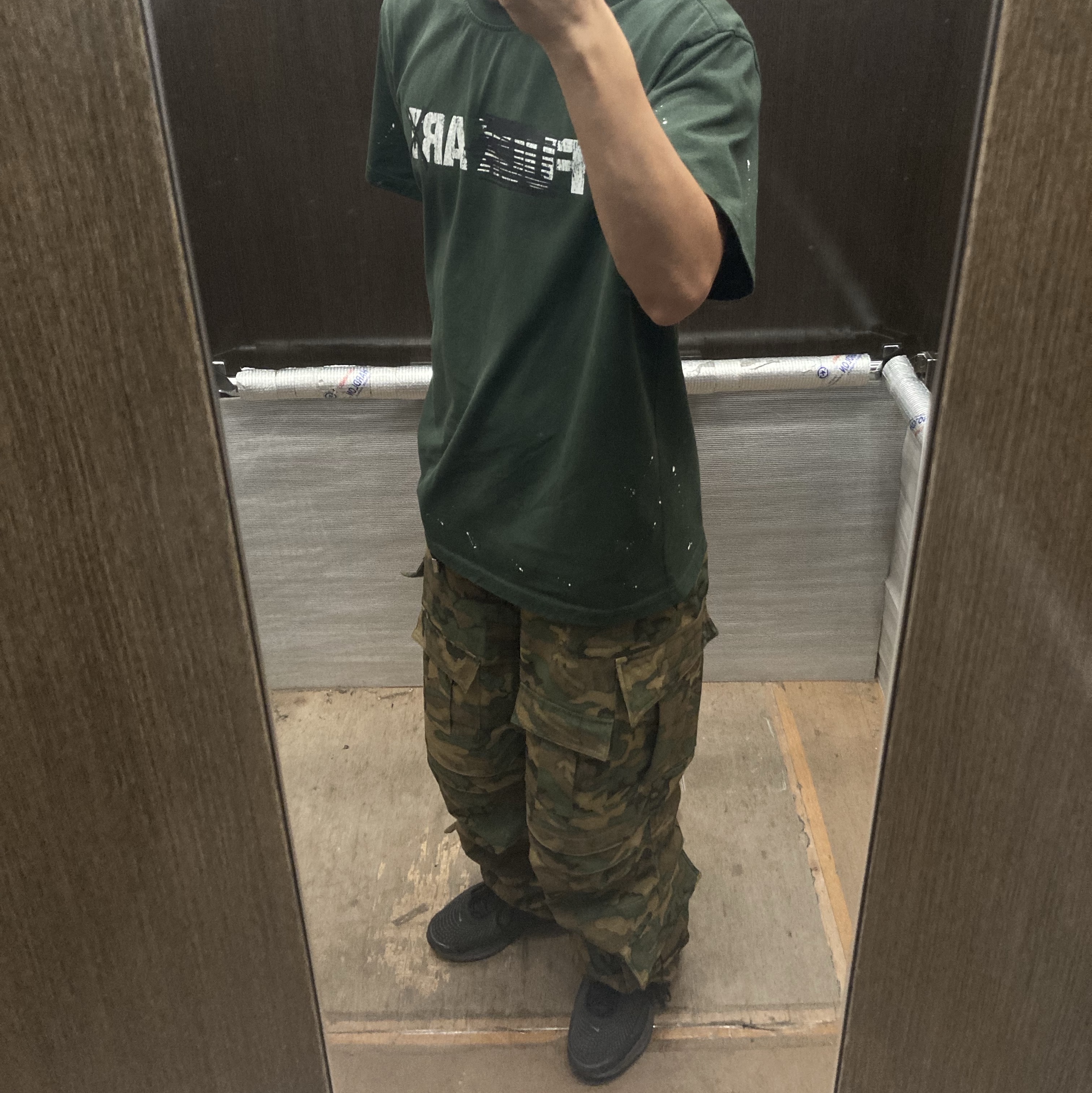 Farfromwhat Far Vintage Washed Jeans Blue, Farfromwhat Far Camo Cargo Pants Green 착용 스타일 - 2