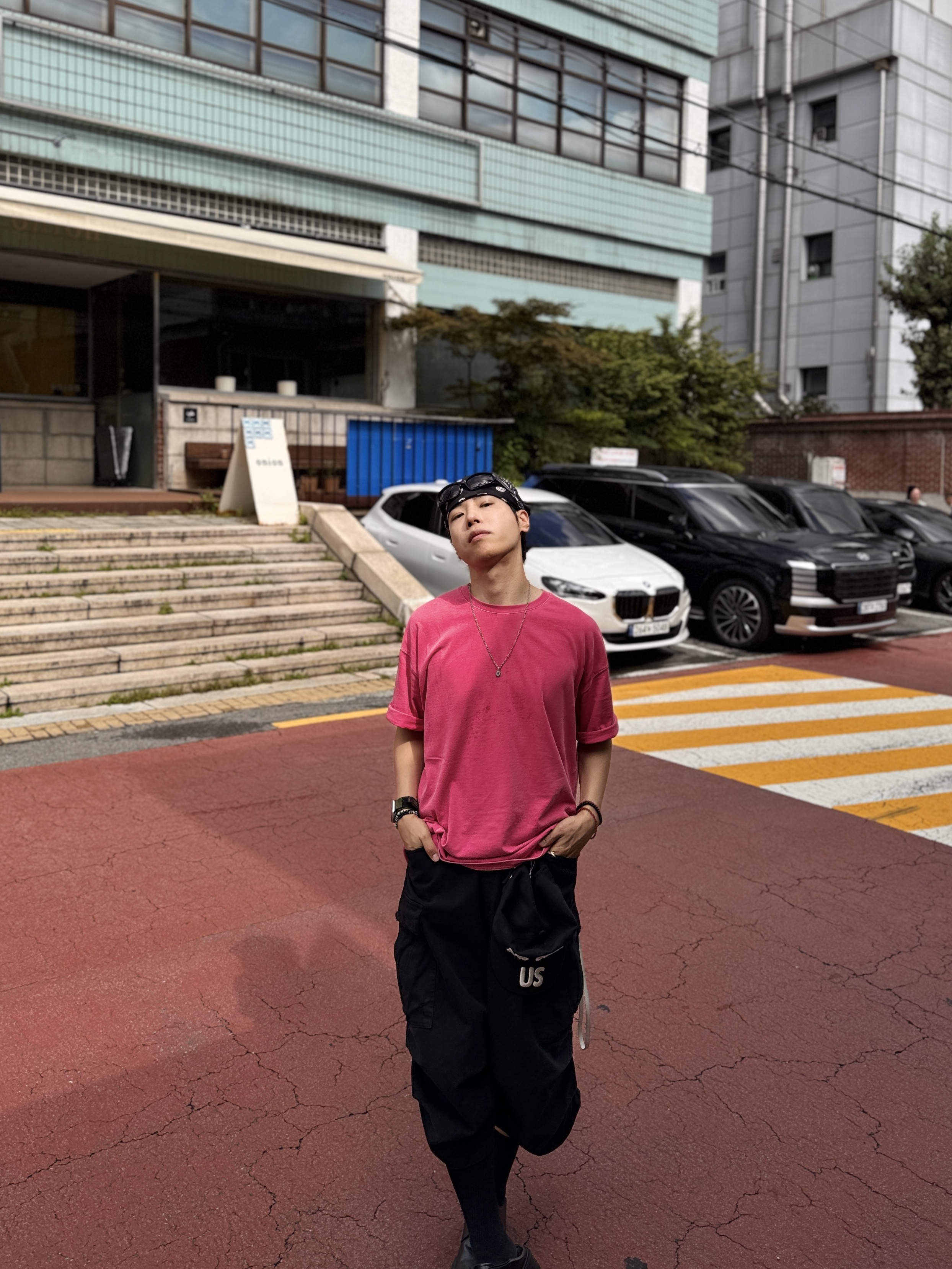 Nonnod Side Cargo Shorts Vintage Black, Balenciaga Swift Oval Sunglasses Black 착용 스타일 - 2