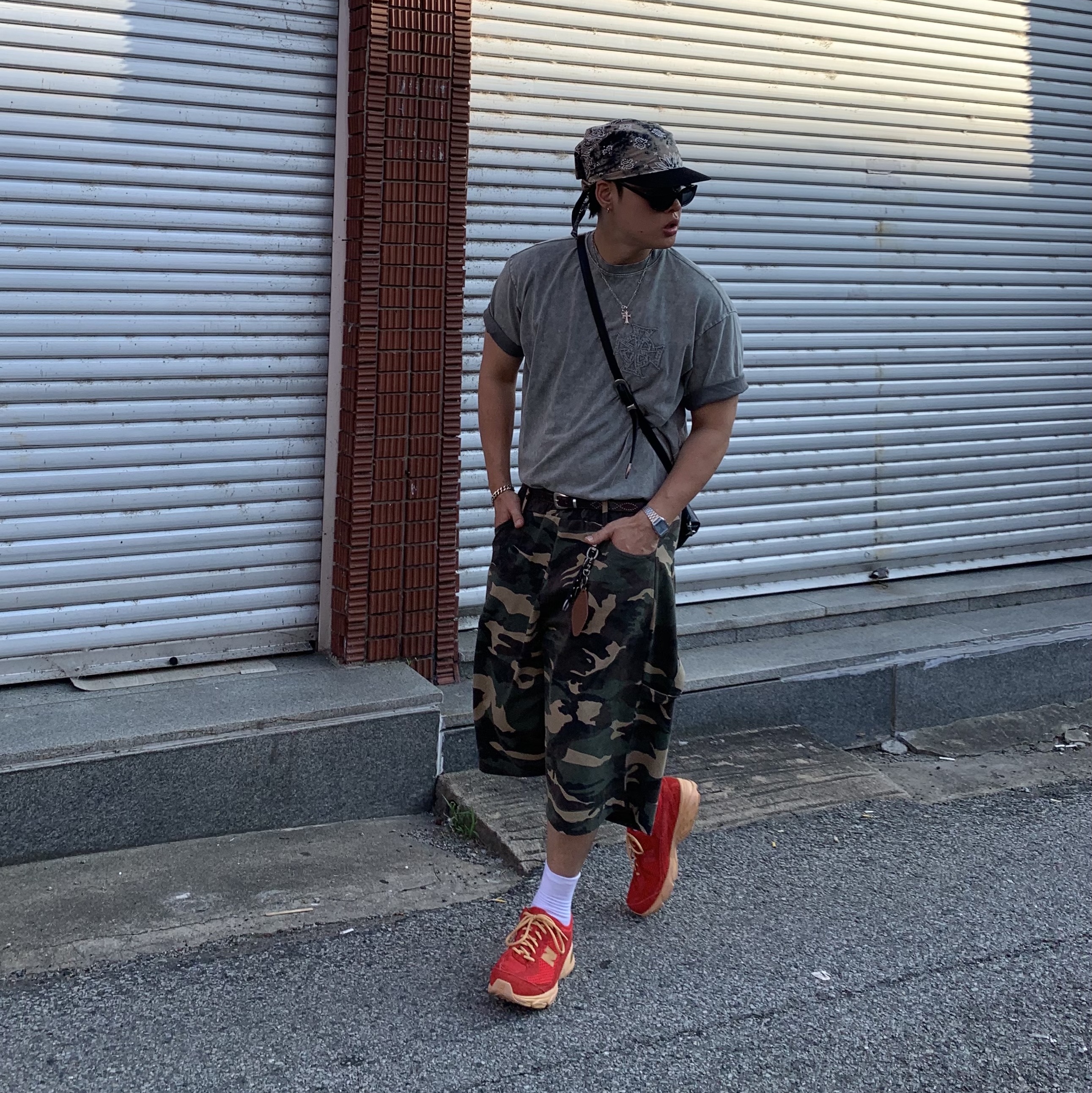 SLOW RECORD HOUSE Carpenter Bermuda Wide Camo Pants Vintage Green, New Balance 509 Deep Red 착용 스타일 - 2