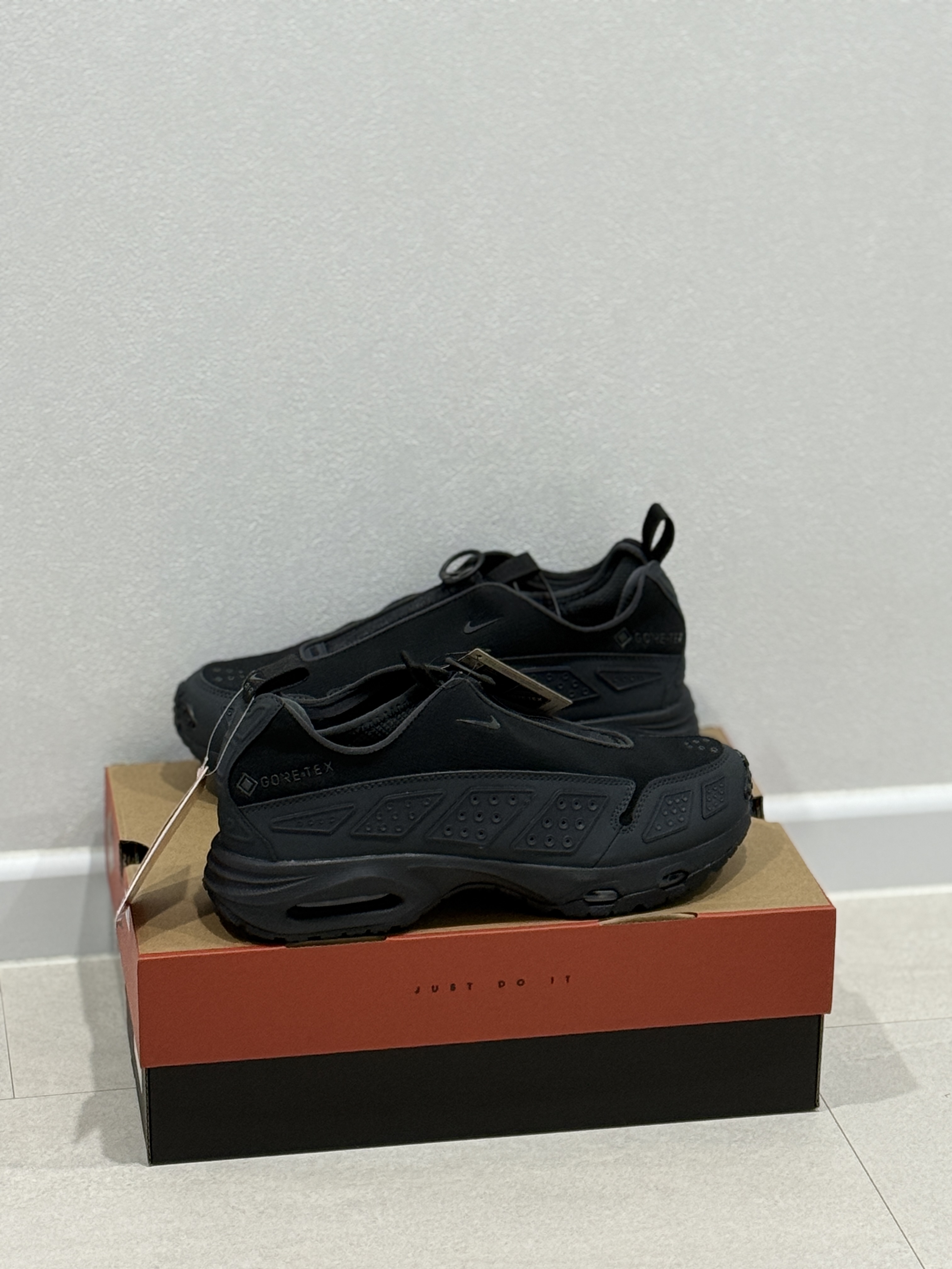 (W) Nike Air Max SNDR Gore-Tex Black and Dark Smoke Grey 착용 스타일 - 2