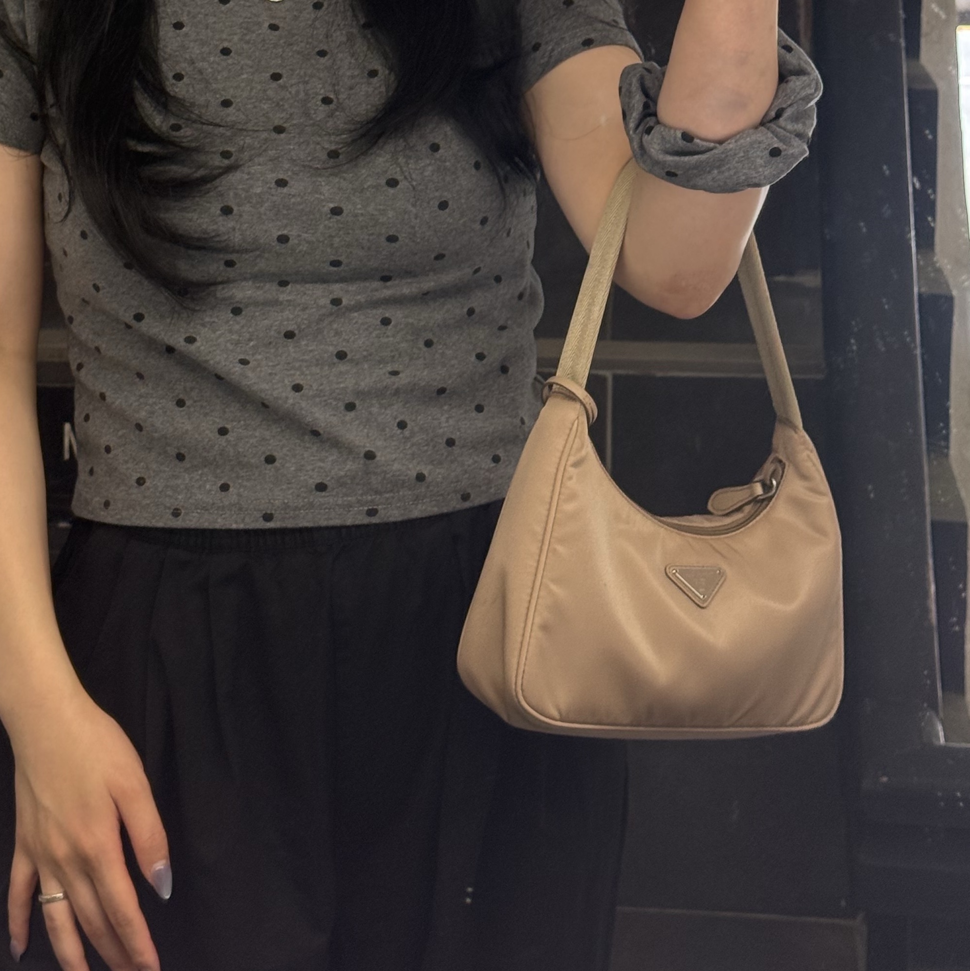 Prada Re-Nylon Re-Edition 2000 Mini Bag Desert Beige 착용 스타일
