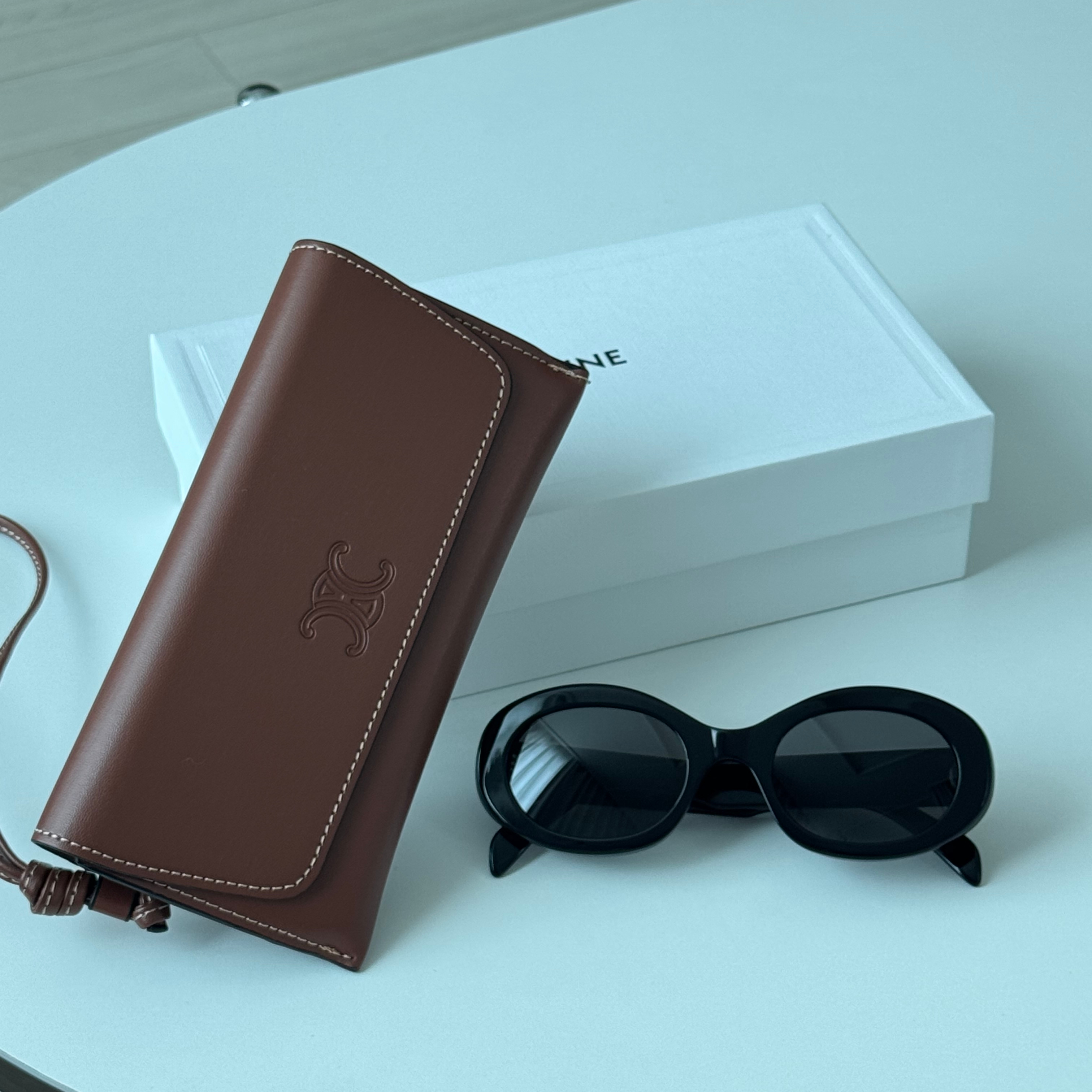 (W) Celine Triomphe 01 Sunglasses in Acetate Black 착용 스타일