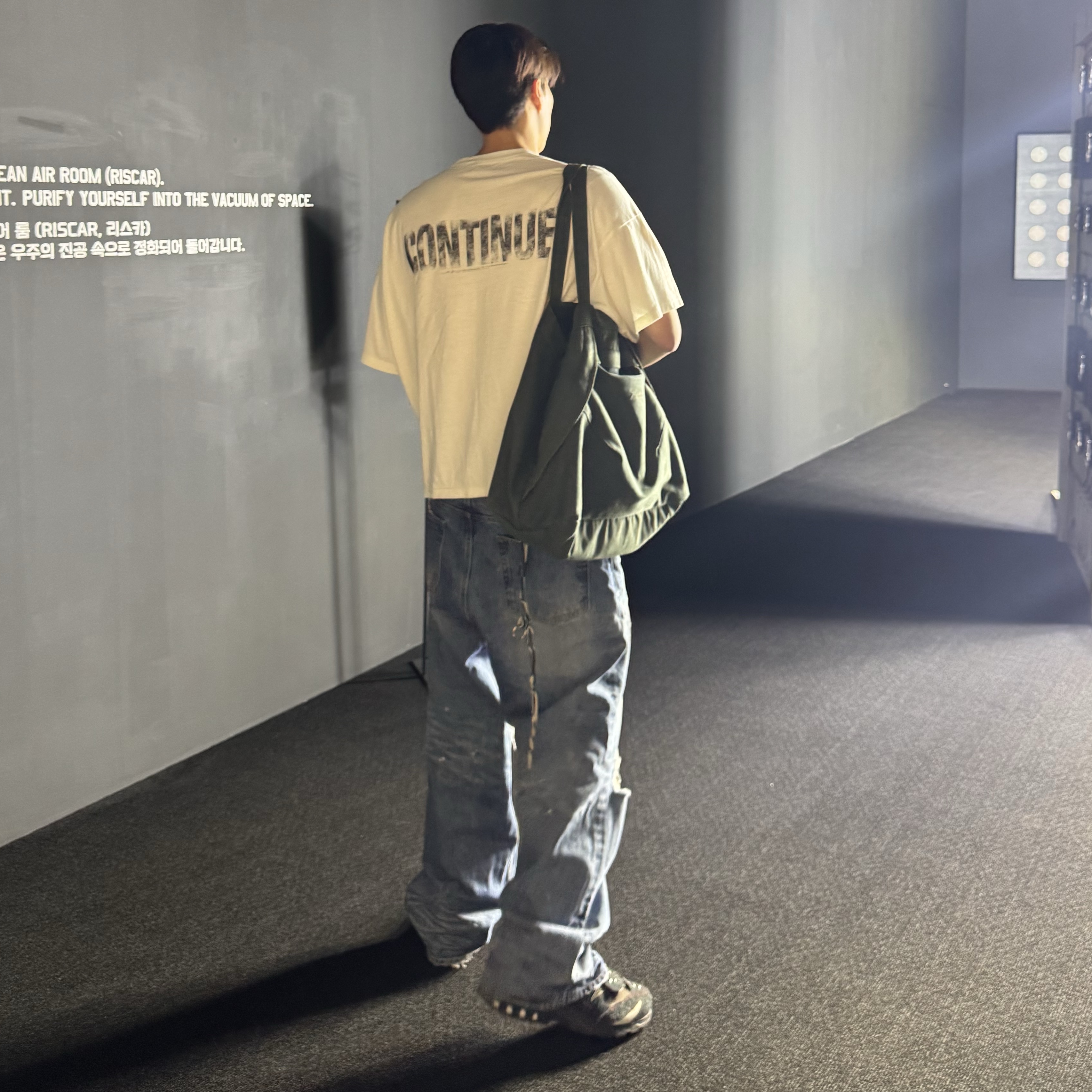 Farfromwhat Far Vintage Washed Jeans Blue, Farfromwhat Far Camo Cargo Pants Green 착용 스타일 - 3