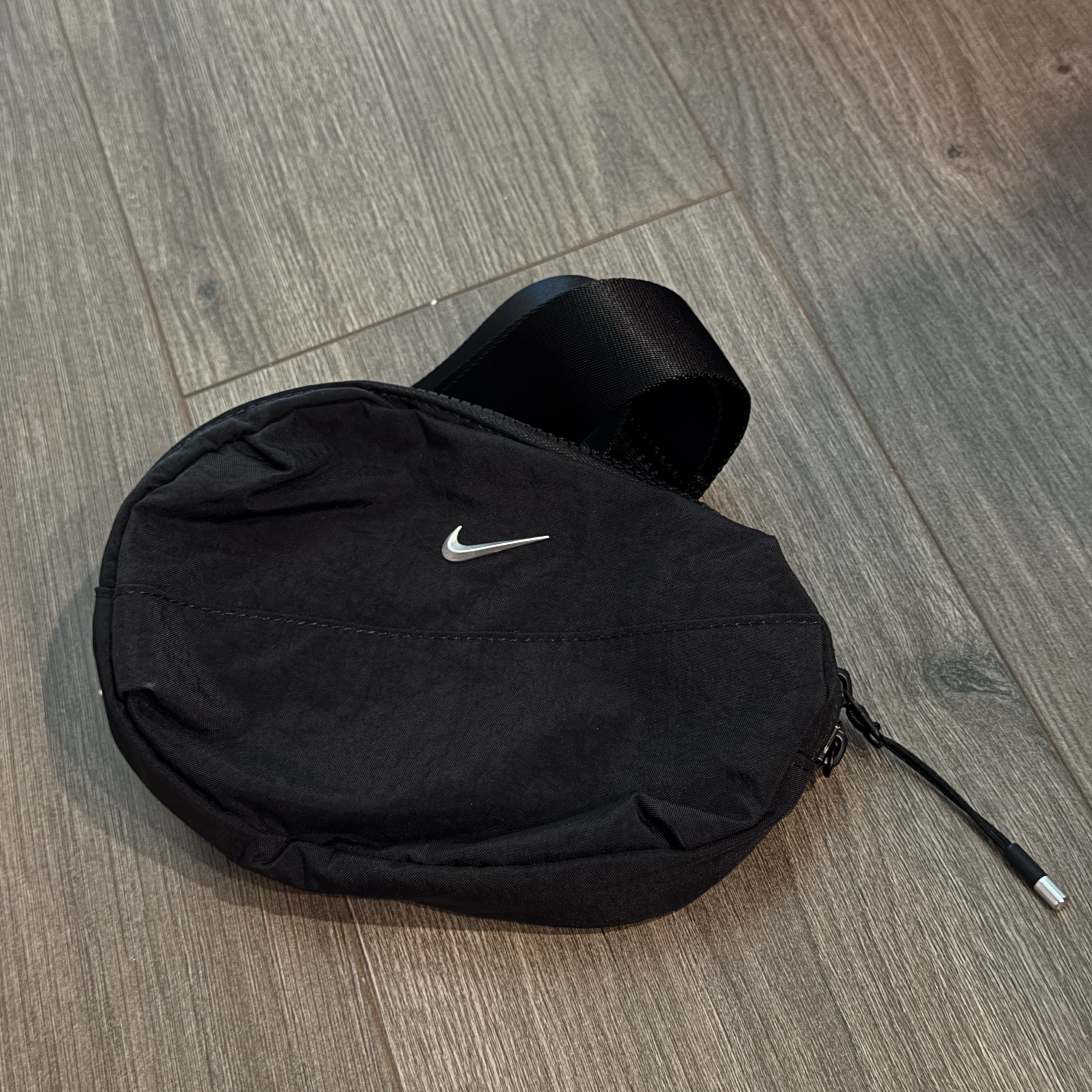 Nike Aura Crossbody Bag 2L Black Matte Silver 착용 스타일