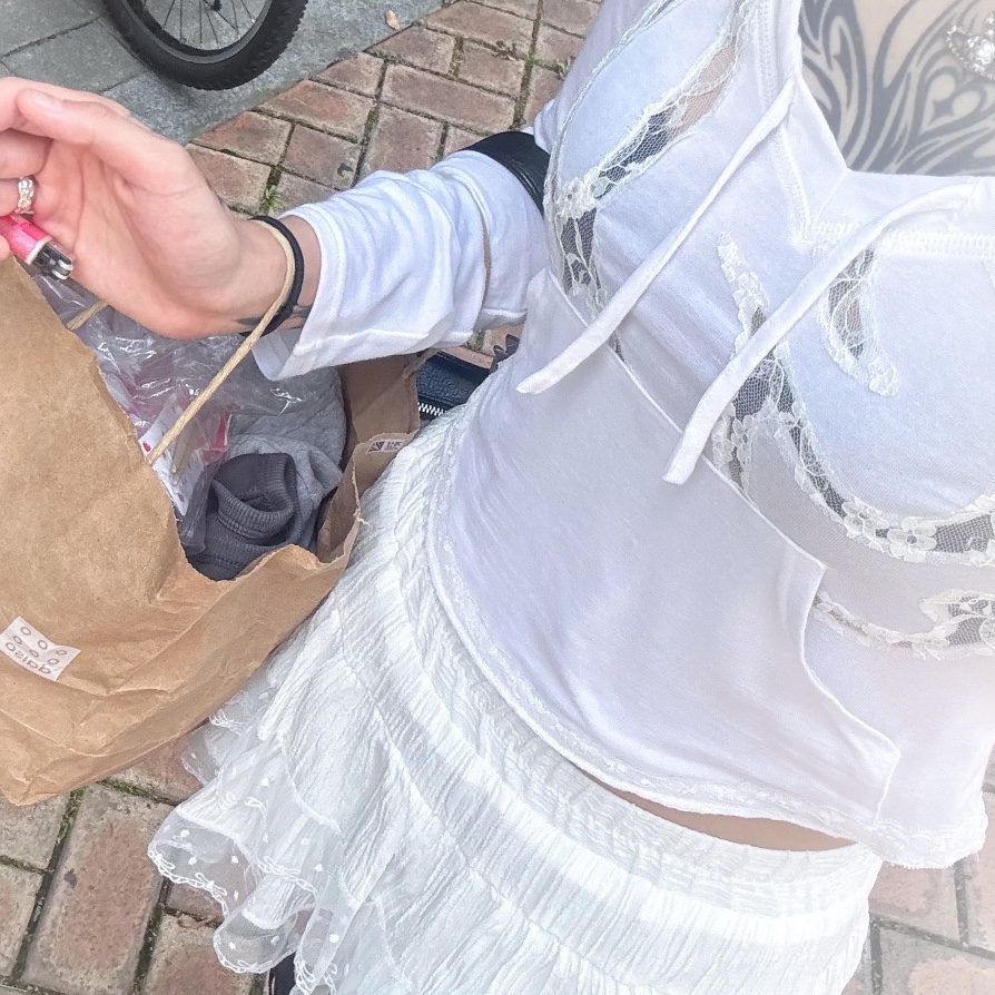 (W) Glowny x Simihaze Muffin Hoodie Top White, (W) Glowny x Simihaze Posh Lace Knee Socks White 착용 스타일 - 3