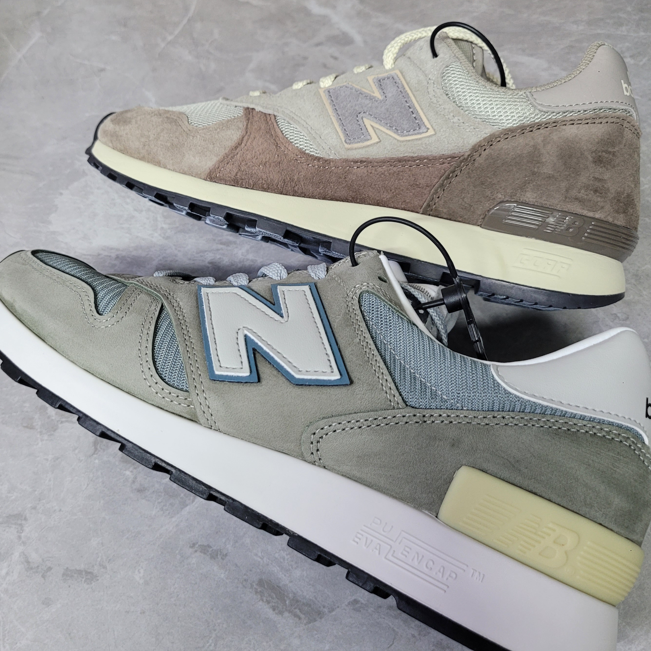 New Balance x Auralee 475 London Fog Taupe Gray, New Balance 1300 Made in USA Mirage Grey Monument 착용 스타일 - 4