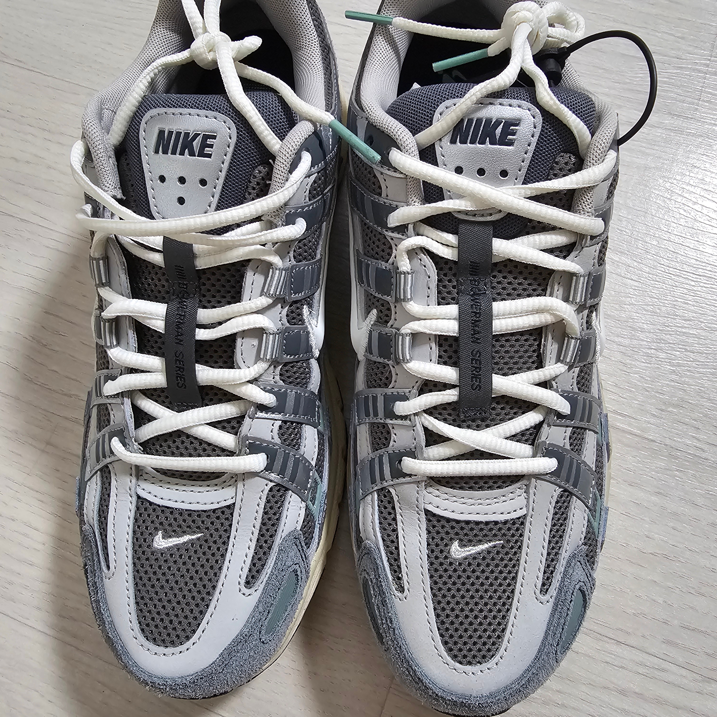 Nike P-6000 Flat Pewter Light Iron Ore 착용 스타일