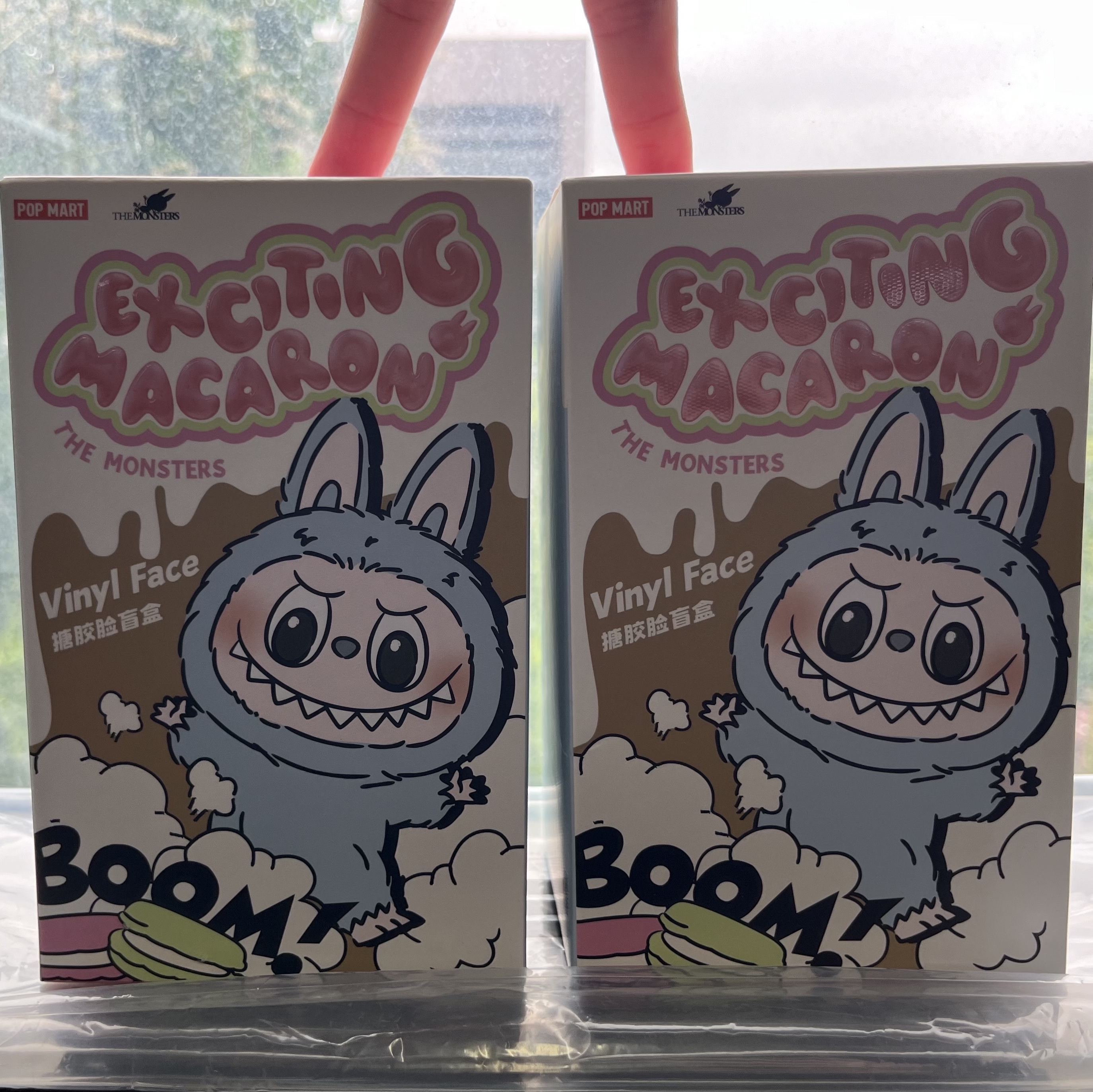 Pop Mart The Monsters Labubu Tasty Macarons Series Sealed Case (Bundle of 2/1 Blind Box) 착용 스타일