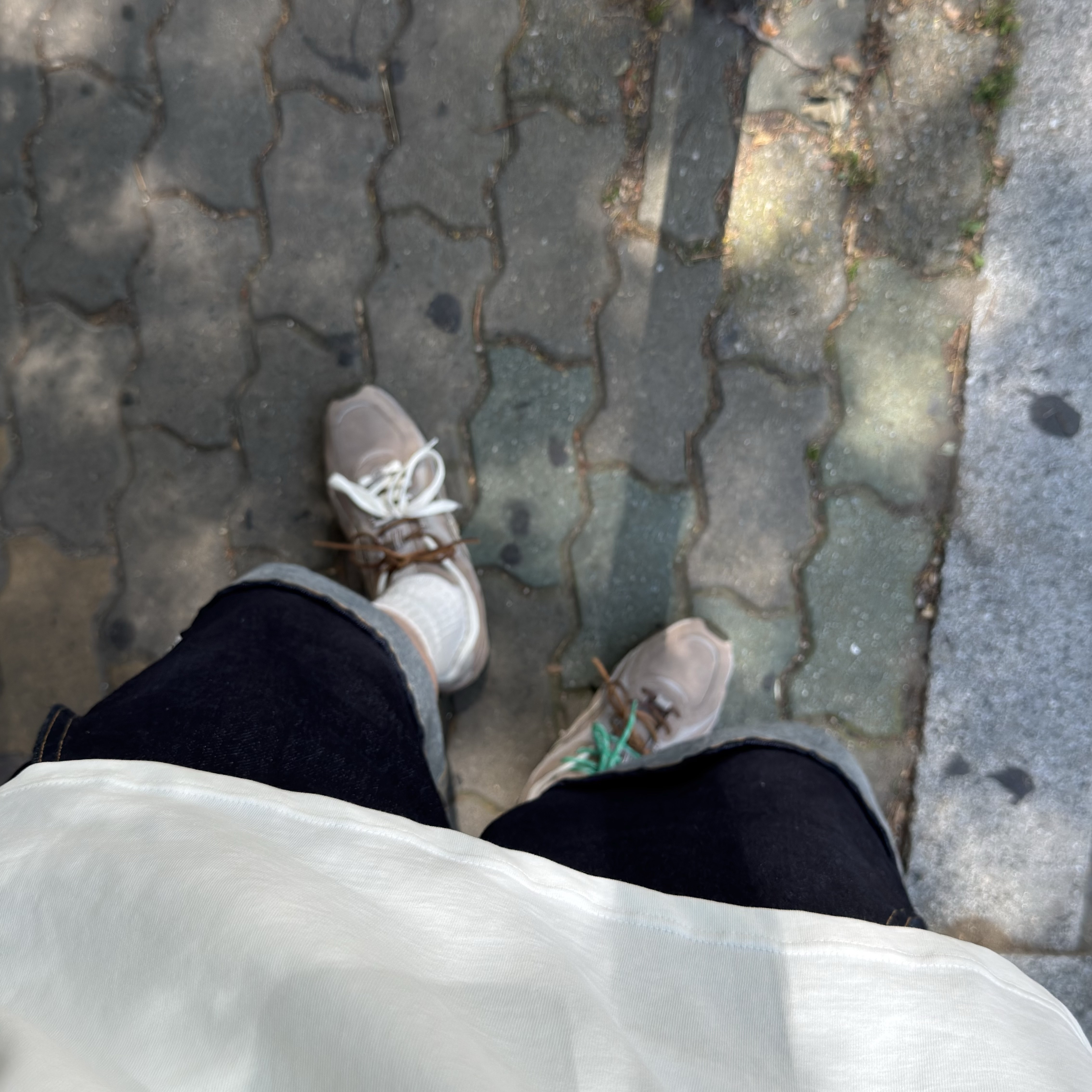 New Balance 204L Suede Mushroom Arid Stone, Ader Error Henrik Jeans Blue 착용 스타일 - 4