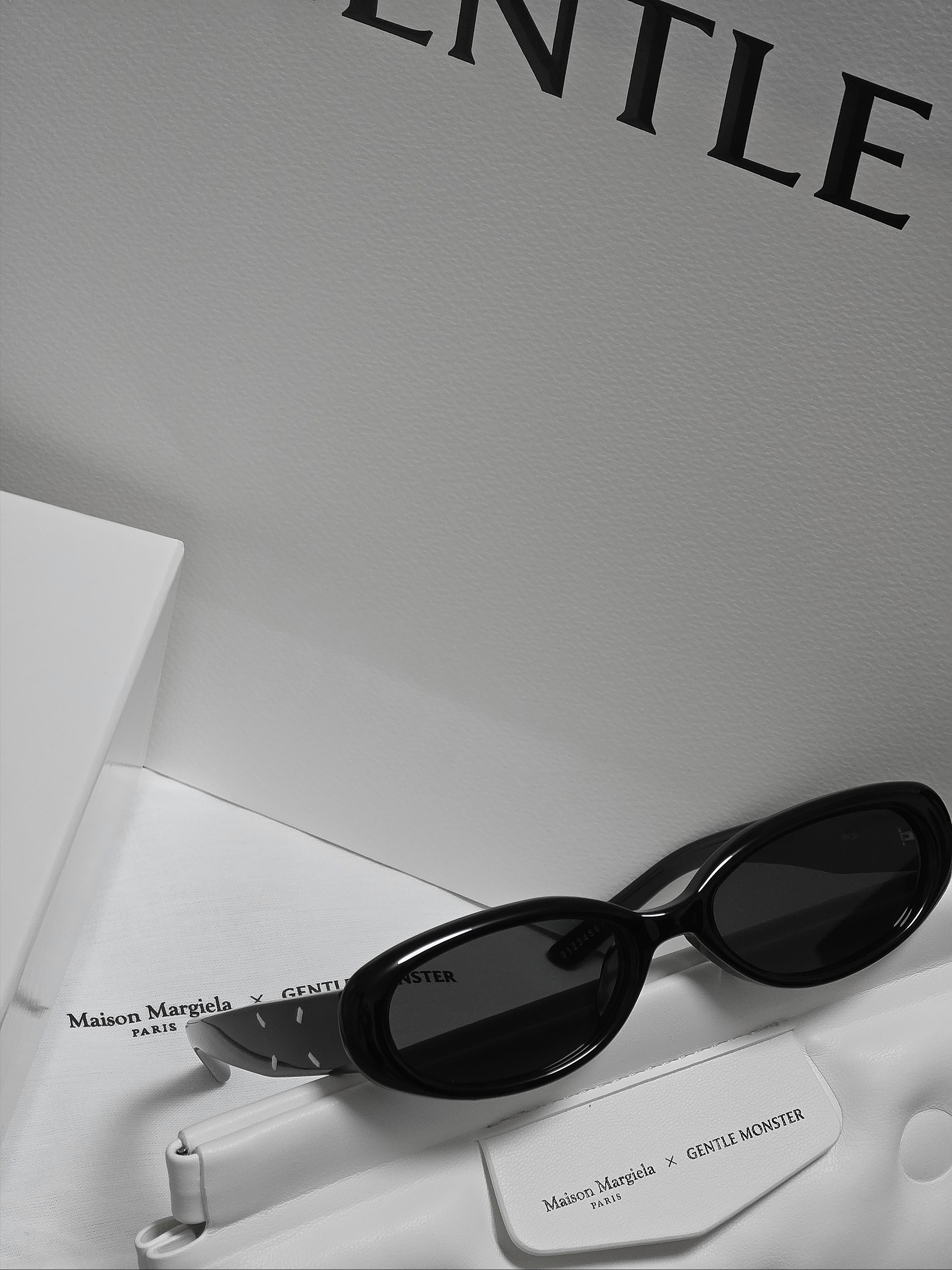 Gentle Monster x Maison Margiela MM206 Black Gray 착용 스타일